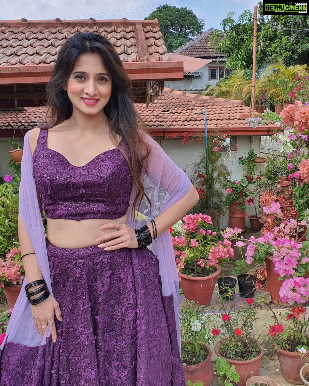 Harshika Poonacha Instagram - Wide shots 💖💞💝 *ನಾನು.... ನಮ್ಮೂರು......* ನಾನು ನಮ್ಮೂರಲ್ಲಿ ವೀರರ ನಾಡು ಕೊಡಗಿನಲ್ಲಿ ರಂಗು ರಂಗಿನ ಪೋಟೋ ಶೂಟಿನಲ್ಲಿ ತವರೂರಿನ ಸಂಭ್ರಮ ತುಂಬಿದೆ ಮೊಗದಲ್ಲಿ ನಮ್ಮೂರು ಚೆಂದ ಇಲ್ಲಿನ ಪರಿಸರವೇ ಅಂದ ಇಲ್ಲಿ ಇರುವುದೇ ಆನಂದ ಪ್ರತಿ ಜನ್ಮ ಇಲ್ಲೇ ಬಯಸುವೇ ಆ ದೇವರಿಂದ ಹಸಿರು ತುಂಬಿದ ಸ್ವರ್ಗವಿದು ಕರ್ನಾಟಕದ ಕಾಶ್ಮೀರವಿದು ಯೋಧರ ಕೊಡುಗೆ ನೀಡಿದ ನಾಡಿದು ಕರುನಾಡಿನ ಹೆಮ್ಮೆಯಿದು ನಮ್ಮ ಹೆಮ್ಮೆ ನಮ್ಮ ಕೊಡಗು ಕಾವೇರಿಯ ಸೊಬಗು ಗಿರಿ ಪರ್ವತಗಳ ಸಾಲು ಟೀ.... ಕಾಫಿಯ ಘಮಲು *Happy to Be in ಕೂರ್ಗ್* . Wearing 💃 @mousumidebnath9006 COORG - The Scotland Of India