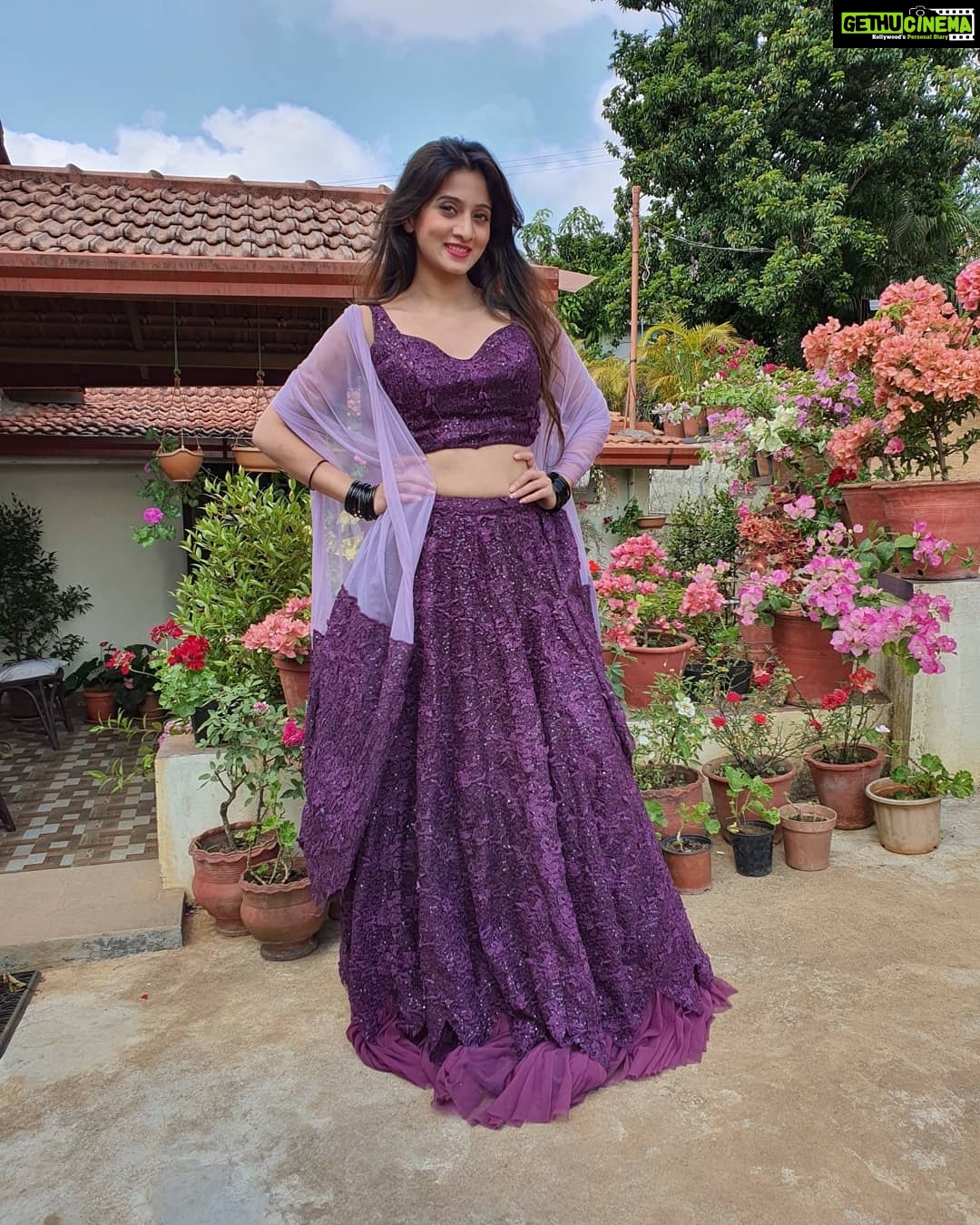 Harshika Poonacha Instagram - Wide shots 💖💞💝 *ನಾನು.... ನಮ್ಮೂರು......* ನಾನು ನಮ್ಮೂರಲ್ಲಿ ವೀರರ ನಾಡು ಕೊಡಗಿನಲ್ಲಿ ರಂಗು ರಂಗಿನ ಪೋಟೋ ಶೂಟಿನಲ್ಲಿ ತವರೂರಿನ ಸಂಭ್ರಮ ತುಂಬಿದೆ ಮೊಗದಲ್ಲಿ ನಮ್ಮೂರು ಚೆಂದ ಇಲ್ಲಿನ ಪರಿಸರವೇ ಅಂದ ಇಲ್ಲಿ ಇರುವುದೇ ಆನಂದ ಪ್ರತಿ ಜನ್ಮ ಇಲ್ಲೇ ಬಯಸುವೇ ಆ ದೇವರಿಂದ ಹಸಿರು ತುಂಬಿದ ಸ್ವರ್ಗವಿದು ಕರ್ನಾಟಕದ ಕಾಶ್ಮೀರವಿದು ಯೋಧರ ಕೊಡುಗೆ ನೀಡಿದ ನಾಡಿದು ಕರುನಾಡಿನ ಹೆಮ್ಮೆಯಿದು ನಮ್ಮ ಹೆಮ್ಮೆ ನಮ್ಮ ಕೊಡಗು ಕಾವೇರಿಯ ಸೊಬಗು ಗಿರಿ ಪರ್ವತಗಳ ಸಾಲು ಟೀ.... ಕಾಫಿಯ ಘಮಲು *Happy to Be in ಕೂರ್ಗ್* . Wearing 💃 @mousumidebnath9006 COORG - The Scotland Of India