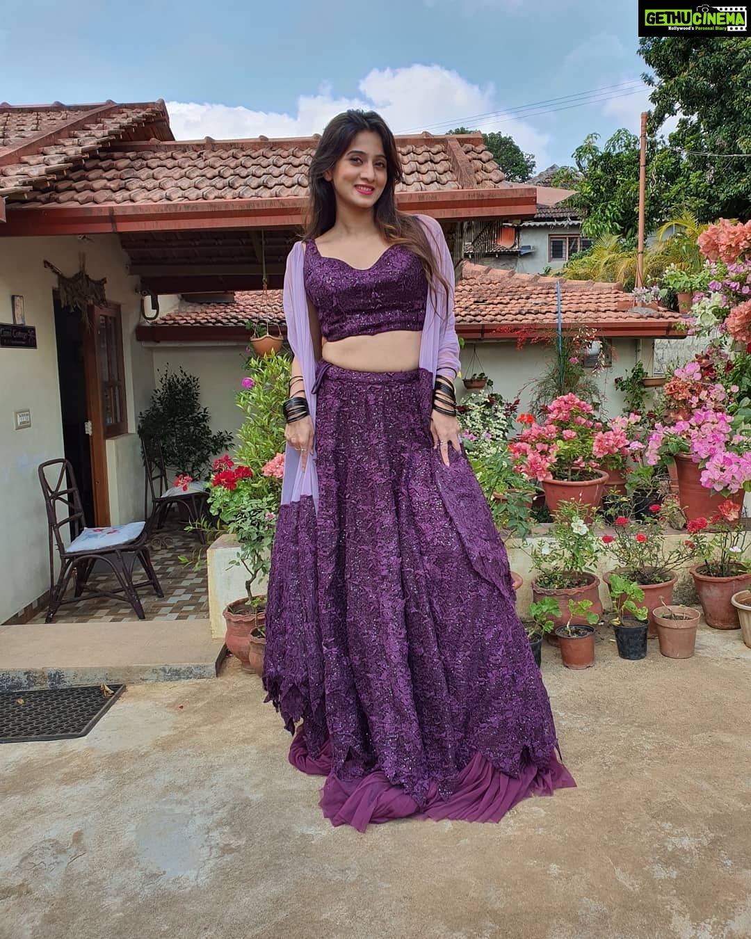 Harshika Poonacha Instagram - Wide shots 💖💞💝 *ನಾನು.... ನಮ್ಮೂರು......* ನಾನು ನಮ್ಮೂರಲ್ಲಿ ವೀರರ ನಾಡು ಕೊಡಗಿನಲ್ಲಿ ರಂಗು ರಂಗಿನ ಪೋಟೋ ಶೂಟಿನಲ್ಲಿ ತವರೂರಿನ ಸಂಭ್ರಮ ತುಂಬಿದೆ ಮೊಗದಲ್ಲಿ ನಮ್ಮೂರು ಚೆಂದ ಇಲ್ಲಿನ ಪರಿಸರವೇ ಅಂದ ಇಲ್ಲಿ ಇರುವುದೇ ಆನಂದ ಪ್ರತಿ ಜನ್ಮ ಇಲ್ಲೇ ಬಯಸುವೇ ಆ ದೇವರಿಂದ ಹಸಿರು ತುಂಬಿದ ಸ್ವರ್ಗವಿದು ಕರ್ನಾಟಕದ ಕಾಶ್ಮೀರವಿದು ಯೋಧರ ಕೊಡುಗೆ ನೀಡಿದ ನಾಡಿದು ಕರುನಾಡಿನ ಹೆಮ್ಮೆಯಿದು ನಮ್ಮ ಹೆಮ್ಮೆ ನಮ್ಮ ಕೊಡಗು ಕಾವೇರಿಯ ಸೊಬಗು ಗಿರಿ ಪರ್ವತಗಳ ಸಾಲು ಟೀ.... ಕಾಫಿಯ ಘಮಲು *Happy to Be in ಕೂರ್ಗ್* . Wearing 💃 @mousumidebnath9006 COORG - The Scotland Of India