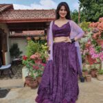 Harshika Poonacha Instagram - Wide shots 💖💞💝 *ನಾನು.... ನಮ್ಮೂರು......* ನಾನು ನಮ್ಮೂರಲ್ಲಿ ವೀರರ ನಾಡು‌ ಕೊಡಗಿನಲ್ಲಿ ರಂಗು ರಂಗಿನ ಪೋಟೋ ಶೂಟಿನಲ್ಲಿ ತವರೂರಿನ ಸಂಭ್ರಮ ತುಂಬಿದೆ ಮೊಗದಲ್ಲಿ ನಮ್ಮೂರು ಚೆಂದ ಇಲ್ಲಿನ ಪರಿಸರವೇ ಅಂದ ಇಲ್ಲಿ ಇರುವುದೇ ಆನಂದ ಪ್ರತಿ ಜನ್ಮ‌ ಇಲ್ಲೇ ಬಯಸುವೇ ಆ ದೇವರಿಂದ ಹಸಿರು ತುಂಬಿದ ಸ್ವರ್ಗವಿದು ಕರ್ನಾಟಕದ ಕಾಶ್ಮೀರವಿದು ಯೋಧರ ಕೊಡುಗೆ ನೀಡಿದ ನಾಡಿದು ಕರುನಾಡಿನ ಹೆಮ್ಮೆಯಿದು ನಮ್ಮ ಹೆಮ್ಮೆ ನಮ್ಮ ಕೊಡಗು ಕಾವೇರಿಯ ಸೊಬಗು ಗಿರಿ ಪರ್ವತಗಳ ಸಾಲು ಟೀ.... ಕಾಫಿಯ ಘಮಲು *Happy to Be in ಕೂರ್ಗ್* . Wearing 💃 @mousumidebnath9006 COORG - The Scotland Of India