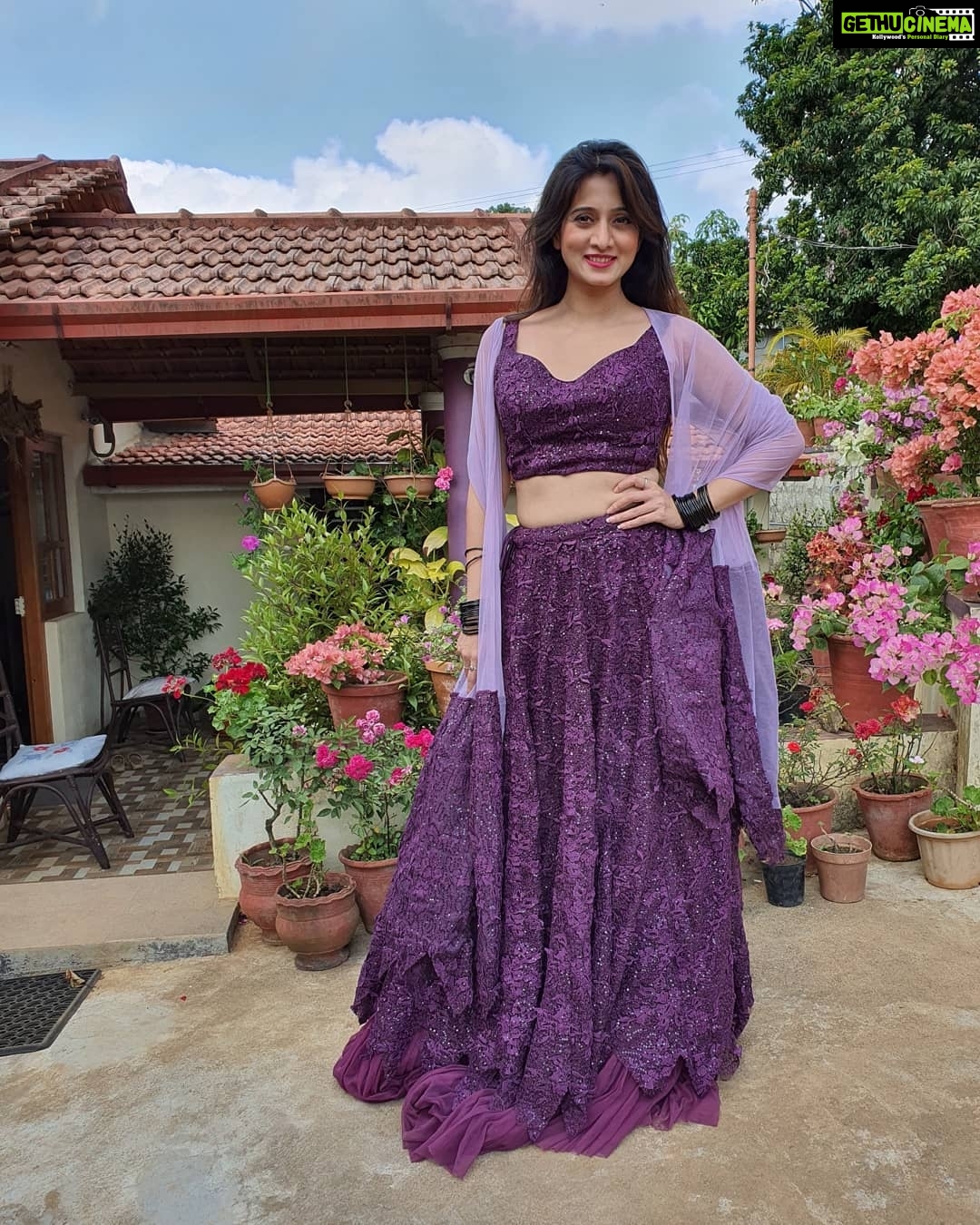 Harshika Poonacha Instagram - Wide shots 💖💞💝 *ನಾನು.... ನಮ್ಮೂರು......* ನಾನು ನಮ್ಮೂರಲ್ಲಿ ವೀರರ ನಾಡು ಕೊಡಗಿನಲ್ಲಿ ರಂಗು ರಂಗಿನ ಪೋಟೋ ಶೂಟಿನಲ್ಲಿ ತವರೂರಿನ ಸಂಭ್ರಮ ತುಂಬಿದೆ ಮೊಗದಲ್ಲಿ ನಮ್ಮೂರು ಚೆಂದ ಇಲ್ಲಿನ ಪರಿಸರವೇ ಅಂದ ಇಲ್ಲಿ ಇರುವುದೇ ಆನಂದ ಪ್ರತಿ ಜನ್ಮ ಇಲ್ಲೇ ಬಯಸುವೇ ಆ ದೇವರಿಂದ ಹಸಿರು ತುಂಬಿದ ಸ್ವರ್ಗವಿದು ಕರ್ನಾಟಕದ ಕಾಶ್ಮೀರವಿದು ಯೋಧರ ಕೊಡುಗೆ ನೀಡಿದ ನಾಡಿದು ಕರುನಾಡಿನ ಹೆಮ್ಮೆಯಿದು ನಮ್ಮ ಹೆಮ್ಮೆ ನಮ್ಮ ಕೊಡಗು ಕಾವೇರಿಯ ಸೊಬಗು ಗಿರಿ ಪರ್ವತಗಳ ಸಾಲು ಟೀ.... ಕಾಫಿಯ ಘಮಲು *Happy to Be in ಕೂರ್ಗ್* . Wearing 💃 @mousumidebnath9006 COORG - The Scotland Of India