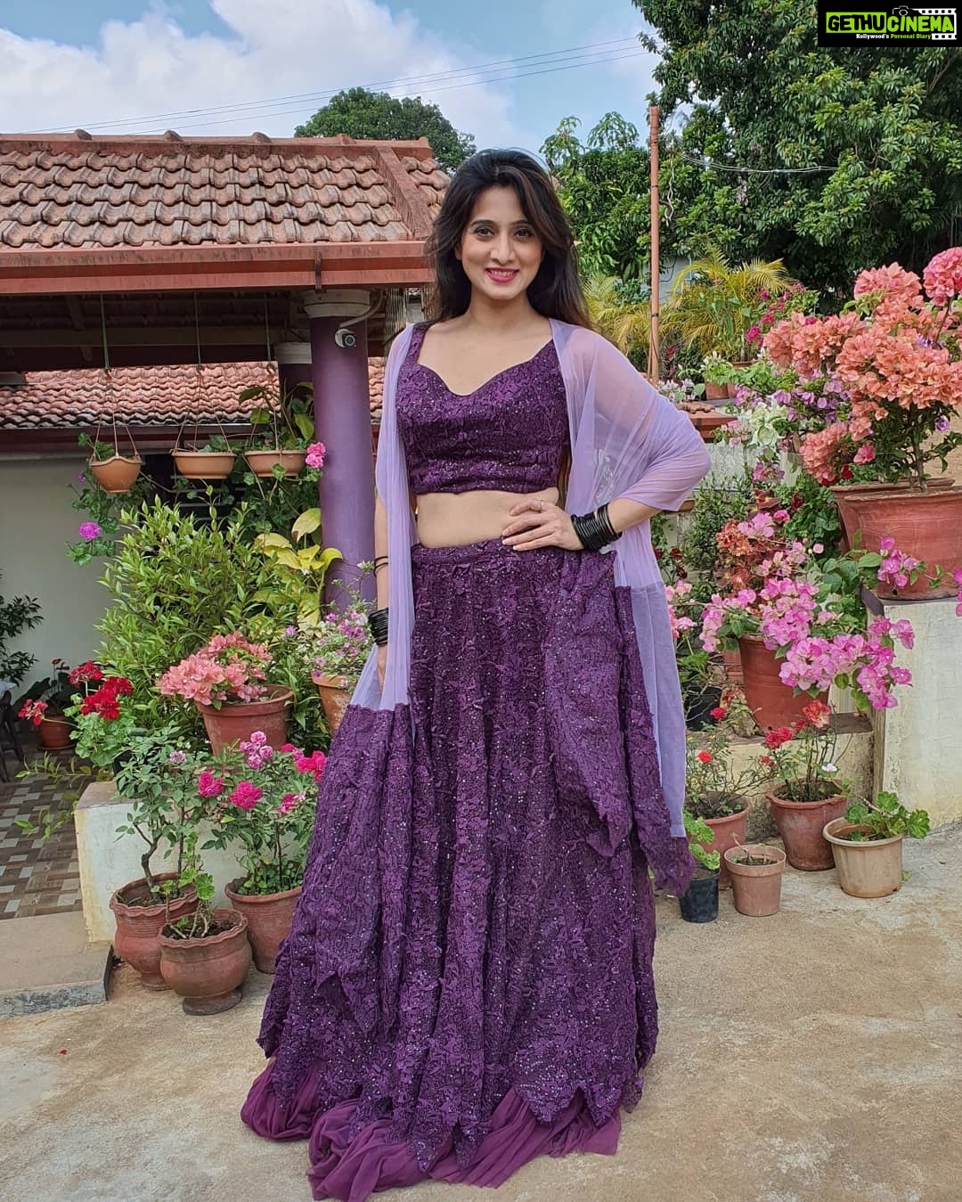 Harshika Poonacha Instagram - Wide shots 💖💞💝 *ನಾನು.... ನಮ್ಮೂರು......* ನಾನು ನಮ್ಮೂರಲ್ಲಿ ವೀರರ ನಾಡು ಕೊಡಗಿನಲ್ಲಿ ರಂಗು ರಂಗಿನ ಪೋಟೋ ಶೂಟಿನಲ್ಲಿ ತವರೂರಿನ ಸಂಭ್ರಮ ತುಂಬಿದೆ ಮೊಗದಲ್ಲಿ ನಮ್ಮೂರು ಚೆಂದ ಇಲ್ಲಿನ ಪರಿಸರವೇ ಅಂದ ಇಲ್ಲಿ ಇರುವುದೇ ಆನಂದ ಪ್ರತಿ ಜನ್ಮ ಇಲ್ಲೇ ಬಯಸುವೇ ಆ ದೇವರಿಂದ ಹಸಿರು ತುಂಬಿದ ಸ್ವರ್ಗವಿದು ಕರ್ನಾಟಕದ ಕಾಶ್ಮೀರವಿದು ಯೋಧರ ಕೊಡುಗೆ ನೀಡಿದ ನಾಡಿದು ಕರುನಾಡಿನ ಹೆಮ್ಮೆಯಿದು ನಮ್ಮ ಹೆಮ್ಮೆ ನಮ್ಮ ಕೊಡಗು ಕಾವೇರಿಯ ಸೊಬಗು ಗಿರಿ ಪರ್ವತಗಳ ಸಾಲು ಟೀ.... ಕಾಫಿಯ ಘಮಲು *Happy to Be in ಕೂರ್ಗ್* . Wearing 💃 @mousumidebnath9006 COORG - The Scotland Of India