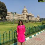 Harshika Poonacha Instagram – The Most beautiful #VIDHANASOUDHA 💖💝💞
Thankyou @vijaykarnataka for making me your chief guest for the Road safety walkathon 🙏
Always an honor to be a part of social awareness programmes 🙏
*ಯುವಕರೇ….. ನನ್ನ ಯುವತಿಯರೇ….* ನನ್ನ ನಡಿಗೆ
ವಿಧಾನಸೌಧದ ಕಡೆಗೆ
ಇದು ನಮ್ಮ ಗೌರವದ ಸಂಕೇತ
ಇದರಲ್ಲಿದೆ ನಮ್ಮ ಜನರ ಹಿತ

ನಮ್ಮ ಶಕ್ತಿಸೌಧವಿದು
ಕರುನಾಡ ಹೆಮ್ಮೆಯಿದು
ಆಡಳಿತದ ಪುಣ್ಯಕ್ಷೇತ್ರವಿದು
ಎಲ್ಲರ ಪಾಲಿನ ದೇವಾಲಯವಿದು

ಈ ಜಾಗವೇ ಪವಿತ್ರ
ಇಲ್ಲಿ ಇರುವವರು ಆಗಬೇಕಿದೆ ಜನಮಿತ್ರ
ಇಲ್ಲಿನವರ ಬಗ್ಗೆ ಜನರಿಗಿದೆ ಬೆಟ್ಟದಷ್ಟು ಅಕಾಂಕ್ಷೆ
ಇಲ್ಲಿರುವವರು ಉಳಿಸಿಕೊಳ್ಳಬೇಕಿದೆ ಆ ನಿರೀಕ್ಷೆ

ಎಲ್ಲರೂ ಒಟ್ಟಿಗೆ ದುಡಿಯೋಣ
ರಾಗದ್ವೇಷವ ಬಿಟ್ಟಾಕೋಣ
ಒಟ್ಟಿಗೆ ಸಾಗೋಣ
ನಾಡನ್ನು ಸಮೃದ್ದವಾಗಿಸೋಣ

ನಿಮ್ಮಯ ಪ್ರೀತಿಯ *ಹರ್ಷಿಕಾ……..* Vidhana Soudha