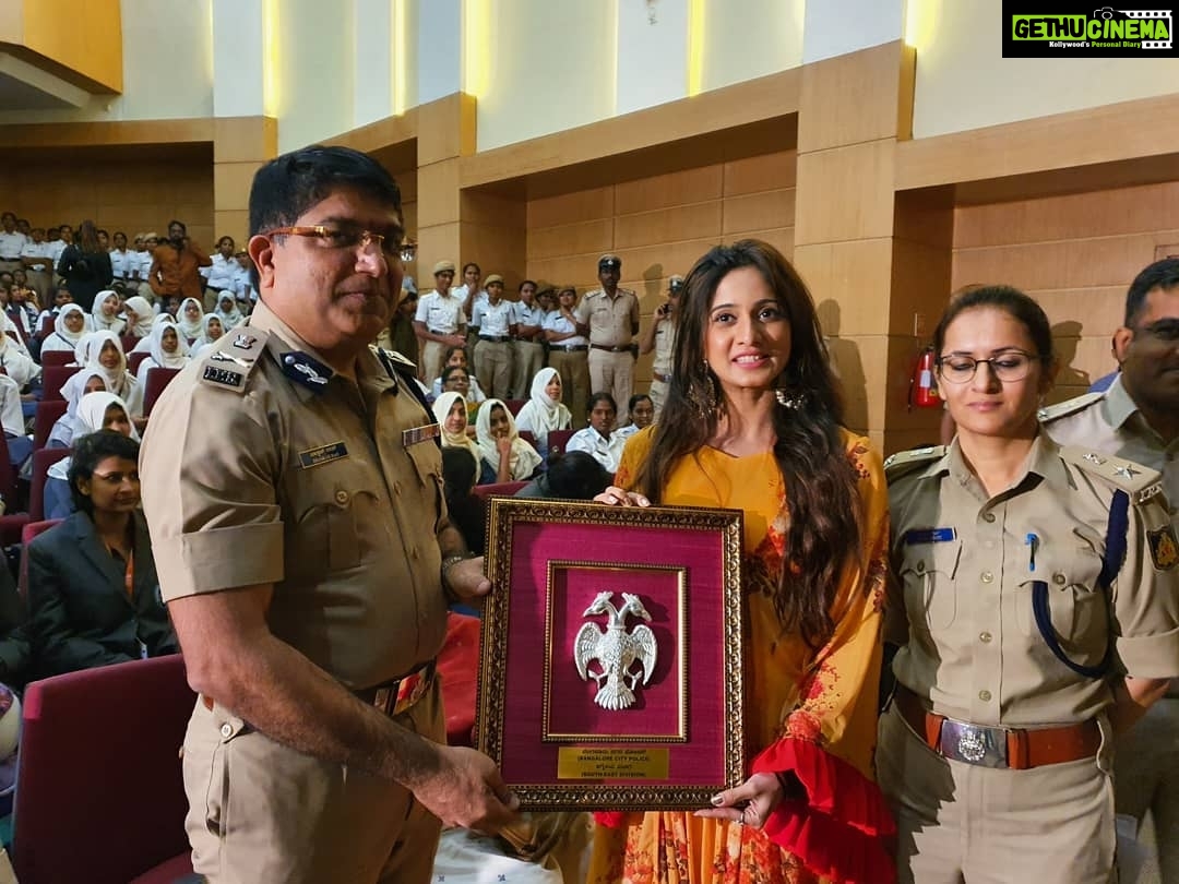 Harshika Poonacha Instagram - Now that's a fantastic start to my 2020 😇 Got felicatated by 2 of my favourite heros in the police department 💥💥💥 Our Bangalore Commissioner of Police @bhaskarrao sir and my true inspiration DCP #Ishapant maam. It was such an honour 🙏🙏🙏 Was a part of this wonderful programme organized by DCP maam on women safety and crime awareness with included plays on women safety,drug abuse and also a phenomenal portrayal of Self Defence by @blrcitypolice . . . Thankyou somuch @mousumidebnath9006 for this lovely outfit ❤ St.John's Auditorium Koramangala