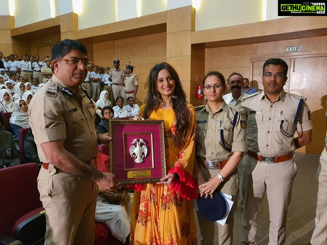 Harshika Poonacha Instagram - Now that's a fantastic start to my 2020 😇 Got felicatated by 2 of my favourite heros in the police department 💥💥💥 Our Bangalore Commissioner of Police @bhaskarrao sir and my true inspiration DCP #Ishapant maam. It was such an honour 🙏🙏🙏 Was a part of this wonderful programme organized by DCP maam on women safety and crime awareness with included plays on women safety,drug abuse and also a phenomenal portrayal of Self Defence by @blrcitypolice . . . Thankyou somuch @mousumidebnath9006 for this lovely outfit ❤ St.John's Auditorium Koramangala