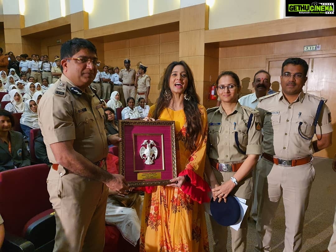 Harshika Poonacha Instagram - Now that's a fantastic start to my 2020 😇 Got felicatated by 2 of my favourite heros in the police department 💥💥💥 Our Bangalore Commissioner of Police @bhaskarrao sir and my true inspiration DCP #Ishapant maam. It was such an honour 🙏🙏🙏 Was a part of this wonderful programme organized by DCP maam on women safety and crime awareness with included plays on women safety,drug abuse and also a phenomenal portrayal of Self Defence by @blrcitypolice . . . Thankyou somuch @mousumidebnath9006 for this lovely outfit ❤ St.John's Auditorium Koramangala
