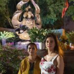 Harshika Poonacha Instagram - #VIETNAM diaries with mommy 😘😘😘 Posing With the statue of the hero of Vietnam, The vietnamese mahayana monk #ThíchQuảngĐức who burnt himself for the justice of his people 🙏🙏🙏 Thích Quảng Đức Monument