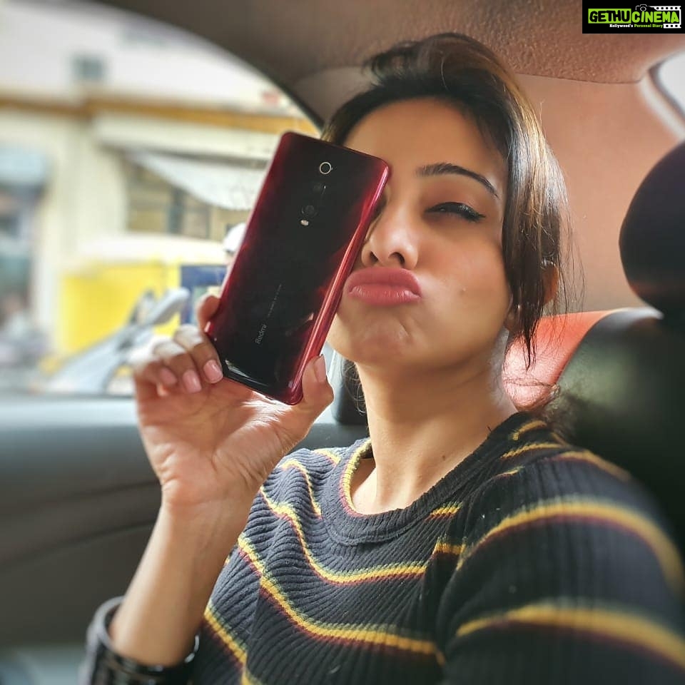 Harshika Poonacha Instagram - Say hi to my brand new @redmiindia @k20proindia #redmik20pro πππ Love the phone , love the camera ,love the color,I love everything about this beautiful phone, Thankyou somuch @manukumarjain for introducing me to this awesome new phone. @xiaomiindia