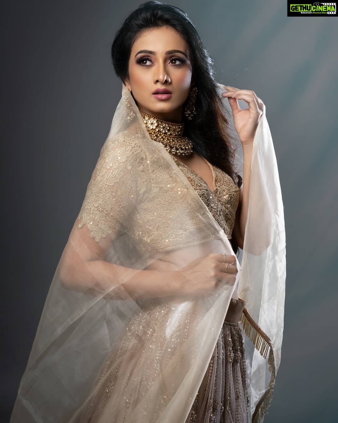 Harshika Poonacha Instagram - Awaiting my prince 🥰 . . . . . Stunning shot by @photographer_ajay Beautiful lehenga by @label_divya_samal Gorgeous makeover by @makeoverwithlakshmi_shetty Jewellery by @yaarna.exclusive Studio Fibonacci