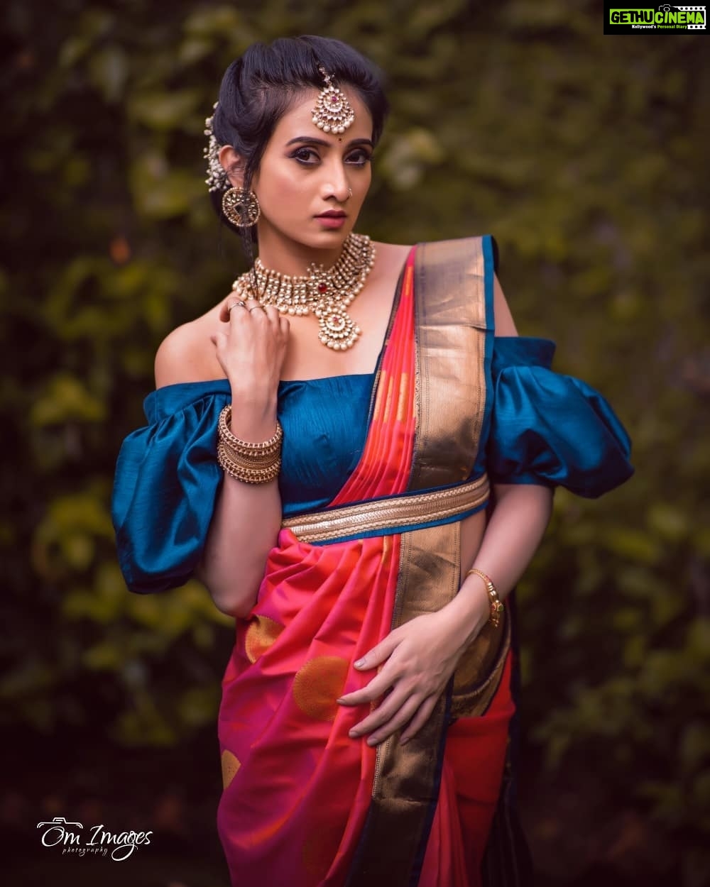 Harshika Poonacha Instagram - Happy Deepavali 💫🔥💥 . . . . . How much I love to dress up and pose 💞💝💖 MUH @keerthiram28 @hair_by_rekhareddy Styling @keerthiram28 @makeoverbyprafulla PC @om_images_ Jewellery @velvetboxby . . #photoshoot #deepavali #harshikapoonacha #happydeepavali Karnataka