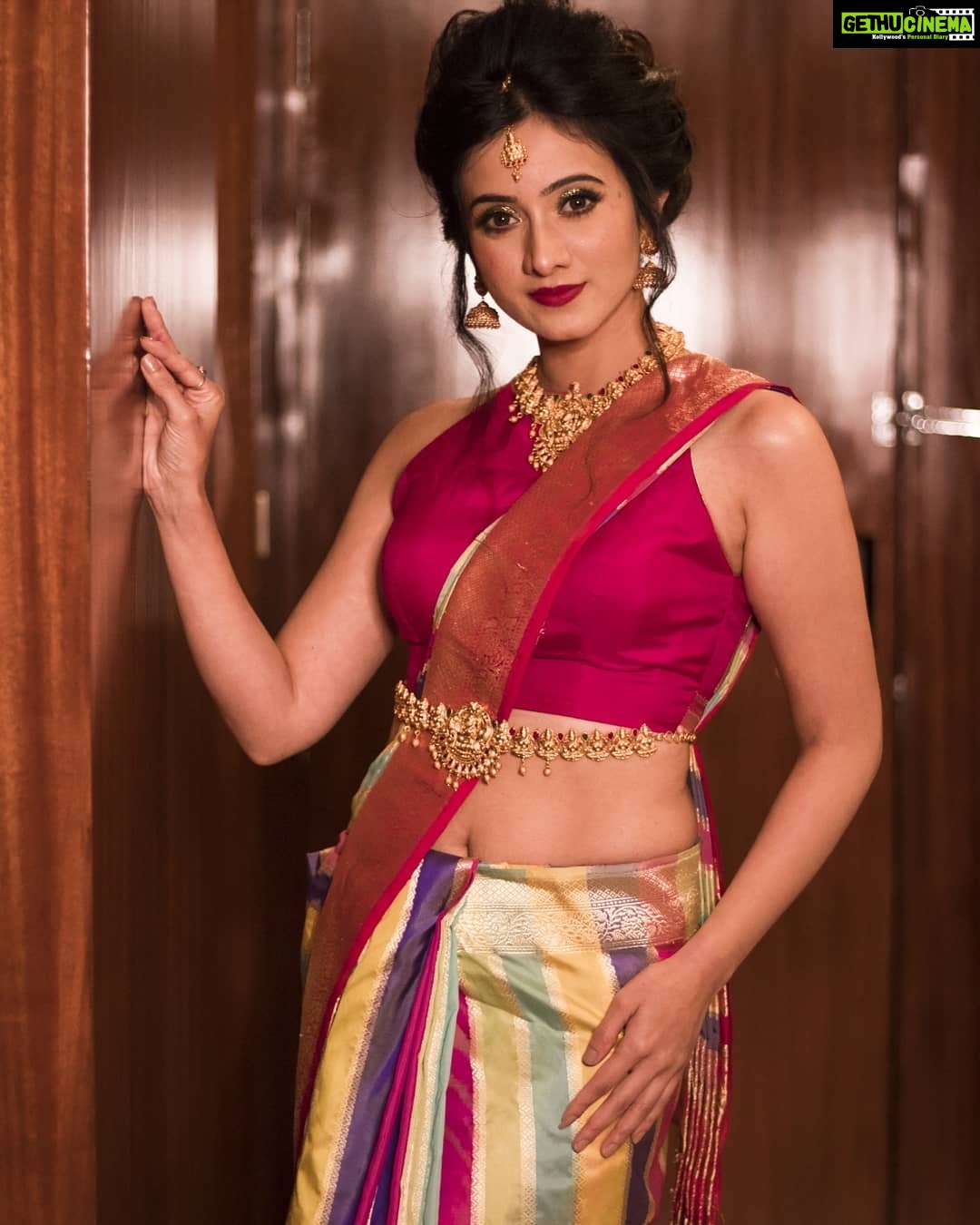 Harshika Poonacha Instagram - Dear #bangaloretimesfashionweek , You make me feel special and I love that feeling πππ Love you @bangalore_times π₯°ππ Walked the ramp as a showstopper for @deepamsilks_ and rocked the stage yesterday π . . . EMBRACED by this beautiful @deepamsilks_ saree MUH @glossnglass.academy PC @akii_1997 Sheraton Grand Bangalore Hotel at Brigade Gateway
