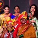 Harshika Poonacha Instagram - What a beautiful evening ♥️ Sharing stage with Padmashri Awardees #tulsigowda amma and @bmanjammajogathi amma ,National Awardee @shruthi__krishnaa ma’am , Ex Education Minister @horattibasavaraj sir and @ayur_guru_santhosh_guruji was a huge honour 🙏 ಎಂತಹ ಸುಂದರ ಸಂಜೆ ♥️ ಪದ್ಮಶ್ರೀ ಪ್ರಶಸ್ತಿ ಪುರಸ್ಕೃತರಾದ #ತುಳಸಿಗೌಡ ಅಮ್ಮ ಮತ್ತು @bmanjammajogathi amma , ರಾಷ್ಟ್ರ ಪ್ರಶಸ್ತಿ ಪುರಸ್ಕೃತ @shruthi__krishnaa ma'am , ಮಾಜಿ ಶಿಕ್ಷಣ ಸಚಿವ @horattibasavaraj sir ಮತ್ತು @ayur_guru_santhosh_guruji ಅವರೊಂದಿಗೆ ವೇದಿಕೆ ಹಂಚಿಕೊಂಡಿರುವುದು ಒಂದು ದೊಡ್ಡ ಗೌರವ 🙏 Bangalore Medical College and Research Institute