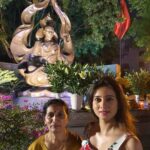 Harshika Poonacha Instagram - #VIETNAM diaries with mommy 😘😘😘 Posing With the statue of the hero of Vietnam, The vietnamese mahayana monk #ThíchQuảngĐức who burnt himself for the justice of his people 🙏🙏🙏 Thích Quảng Đức Monument
