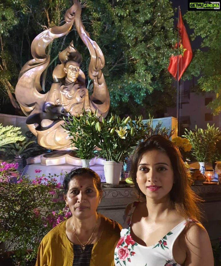 Harshika Poonacha Instagram - #VIETNAM diaries with mommy 😘😘😘 Posing With the statue of the hero of Vietnam, The vietnamese mahayana monk #ThíchQuảngĐức who burnt himself for the justice of his people 🙏🙏🙏 Thích Quảng Đức Monument