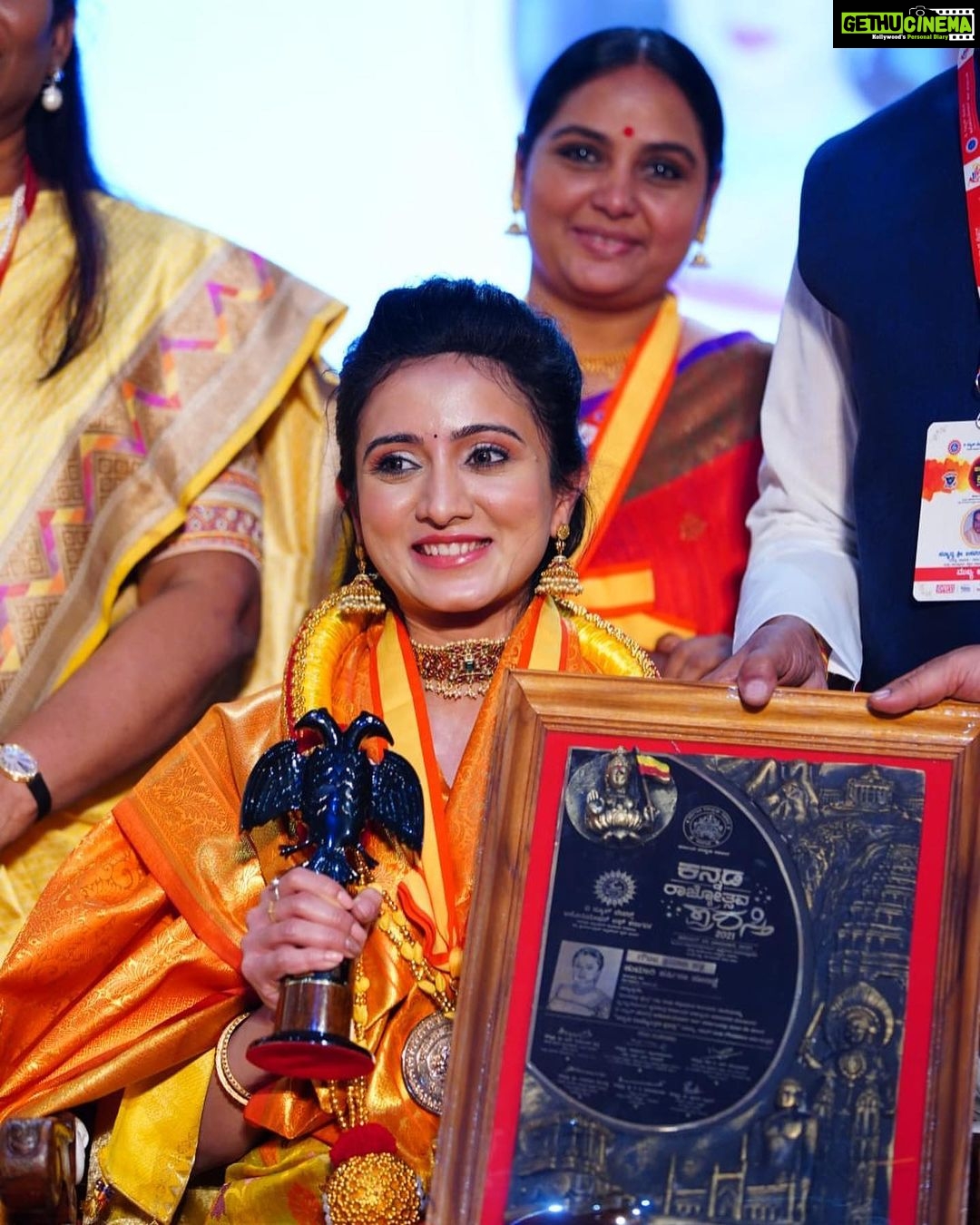 Harshika Poonacha Instagram - Another feather to my life♥️ Youngest winner of #KannadaRajyotsava award 2021 . it’s a Huuuuuge honour 🙏 Thankyou somuch #TheNewspapersAssociationofKarnataka for honouring me with #KannadaRajyotsava2021 award🙏🙏🙏 Very very honoured and touched to be sharing the stage with my favourite actress who I look upto @shruthi__krishnaa ma’am 🙏 This inspires me to work harder and achieve more ,Also be more helpful to my people and make my life more meaningful. ನನ್ನ ಬದುಕಿನ ಮತ್ತೊಂದು ಗರಿ♥️ ಕನ್ನಡರಾಜ್ಯೋತ್ಸವ ಪ್ರಶಸ್ತಿ 2021 ರ ಅತ್ಯಂತ ಕಿರಿಯ ವಿಜೇತೆ . ಇದು ನನಗೆ ಅತ್ಯಂತ ಗೌರವ ನೀಡಿದೆ 🙏 ನನಗೆ #ಕನ್ನಡರಾಜ್ಯೋತ್ಸವ2021 ಪ್ರಶಸ್ತಿ ನೀಡಿ ಗೌರವಿಸಿದ್ದಕ್ಕಾಗಿ #ದಿ ನ್ಯೂಸ್ ಪೇಪರ್ಸ್ ಅಸೋಸಿಯೇಷನ್ ಆಫ್ ಕರ್ನಾಟಕ ಸಂಸ್ಥೆಗೆ ಧನ್ಯವಾದಗಳು🙏🙏🙏 @shruthi__krishnaa ಮೇಡಂ 🙏 ನನ್ನ ನೆಚ್ಚಿನ ನಟಿಯೊಂದಿಗೆ ವೇದಿಕೆಯನ್ನು ಹಂಚಿಕೊಳ್ಳುತ್ತಿರುವುದಕ್ಕೆ ತುಂಬಾ ಖುಷಿಯಾಯಿತು . ಇದು ನನಗೆ ಕಷ್ಟಪಟ್ಟು ಕೆಲಸ ಮಾಡಲು ಮತ್ತು ಹೆಚ್ಚಿನದನ್ನು ಸಾಧಿಸಲು ಪ್ರೇರೇಪಿಸುತ್ತದೆ, ಜೊತೆಗೆ ನನ್ನ ಜನರಿಗೆ ಹೆಚ್ಚು ಸಹಾಯಕವಾಗಿರಲು ಮತ್ತು ನನ್ನ ಜೀವನವನ್ನು ಹೆಚ್ಚು ಅರ್ಥಪೂರ್ಣವಾಗಿಸುವ ಹಾಗೆ ಮಾಡಿದೆ . . . . Thankyou @sudarshansilks915 for this beautiful saree on my special day . Jewellery by @waymore_priyanka MUH @indiravisage Bangalore Medical College and Research Institute