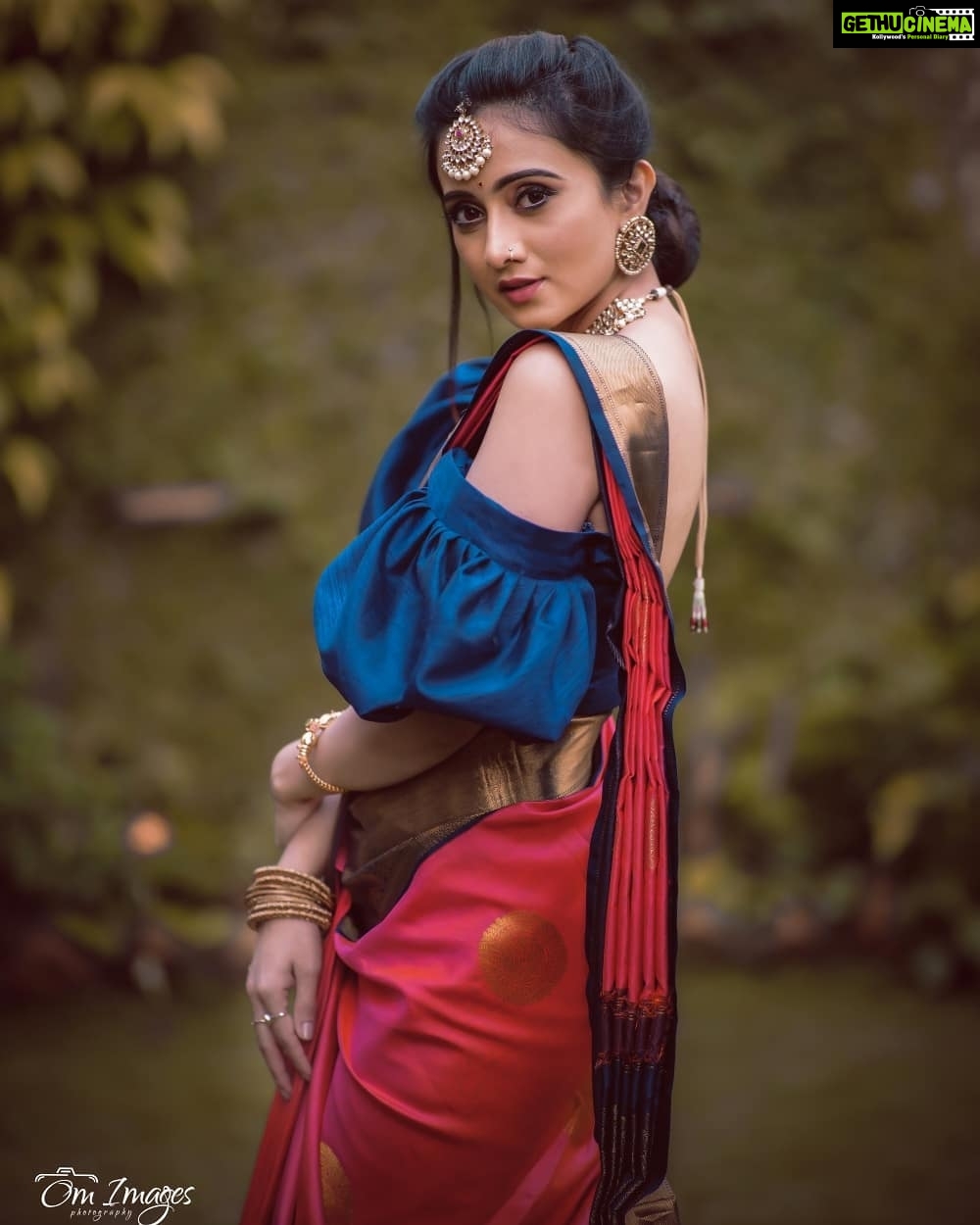 Harshika Poonacha Instagram - Happy Deepavali 💫🔥💥 . . . . . How much I love to dress up and pose 💞💝💖 MUH @keerthiram28 @hair_by_rekhareddy Styling @keerthiram28 @makeoverbyprafulla PC @om_images_ Jewellery @velvetboxby . . #photoshoot #deepavali #harshikapoonacha #happydeepavali Karnataka
