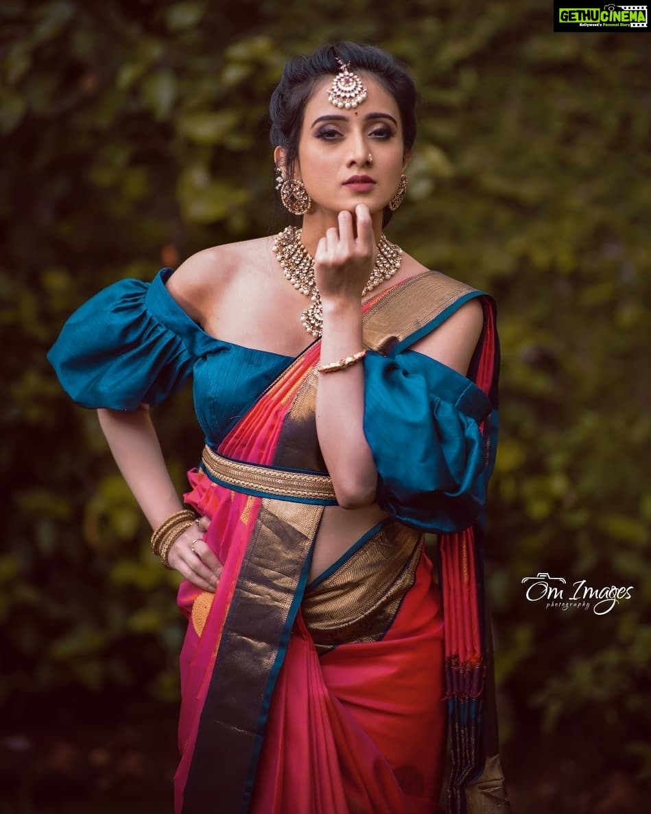Harshika Poonacha Instagram - Happy Deepavali 💫🔥💥 . . . . . How much I love to dress up and pose 💞💝💖 MUH @keerthiram28 @hair_by_rekhareddy Styling @keerthiram28 @makeoverbyprafulla PC @om_images_ Jewellery @velvetboxby . . #photoshoot #deepavali #harshikapoonacha #happydeepavali Karnataka