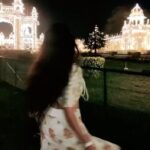 Harshika Poonacha Instagram – ನನ್ನ ಜೊತೆ ನನ್ನ ಬೆನ್ನೆಲುಬಾಗಿ ನಿಂತಿರುವ ನನ್ನ ಪ್ರೀತಿಯ ಕನ್ನಡಿಗರಿಗೆ ದಸರಾ ಹಬ್ಬದ ಹಾರ್ದಿಕ ಶುಭಾಶಯಗಳು 🙏❤️🥰
#smilingqueenharshika #harshikapoonacha Mysore Palace