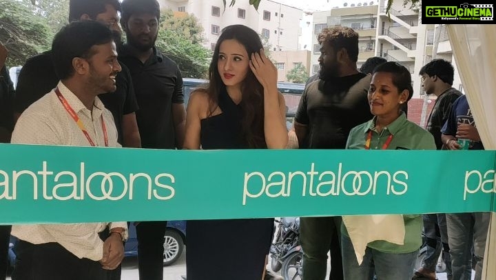 Harshika Poonacha Instagram - @pantaloonsfashion #Uttarahalli launched ❤❤❤ God bless this beautiful store and Enjoy shopping guys 😘 Happy festival 🥰 #styleyourchange #pantaloonsfashion Uttarahalli Main Road