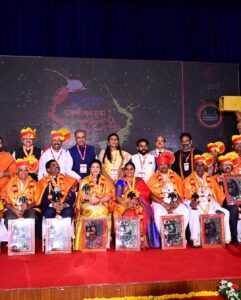 Harshika Poonacha Instagram - Another feather to my life♥️ Youngest winner of #KannadaRajyotsava award 2021 . it’s a Huuuuuge honour 🙏 Thankyou somuch #TheNewspapersAssociationofKarnataka for honouring me with #KannadaRajyotsava2021 award🙏🙏🙏 Very very honoured and touched to be sharing the stage with my favourite actress who I look upto @shruthi__krishnaa ma’am 🙏 This inspires me to work harder and achieve more ,Also be more helpful to my people and make my life more meaningful. ನನ್ನ ಬದುಕಿನ ಮತ್ತೊಂದು ಗರಿ♥️ ಕನ್ನಡರಾಜ್ಯೋತ್ಸವ ಪ್ರಶಸ್ತಿ 2021 ರ ಅತ್ಯಂತ ಕಿರಿಯ ವಿಜೇತೆ . ಇದು ನನಗೆ ಅತ್ಯಂತ ಗೌರವ ನೀಡಿದೆ 🙏 ನನಗೆ #ಕನ್ನಡರಾಜ್ಯೋತ್ಸವ2021 ಪ್ರಶಸ್ತಿ ನೀಡಿ ಗೌರವಿಸಿದ್ದಕ್ಕಾಗಿ #ದಿ ನ್ಯೂಸ್ ಪೇಪರ್ಸ್ ಅಸೋಸಿಯೇಷನ್ ​​ಆಫ್ ಕರ್ನಾಟಕ ಸಂಸ್ಥೆಗೆ ಧನ್ಯವಾದಗಳು🙏🙏🙏 @shruthi__krishnaa ಮೇಡಂ 🙏 ನನ್ನ ನೆಚ್ಚಿನ ನಟಿಯೊಂದಿಗೆ ವೇದಿಕೆಯನ್ನು ಹಂಚಿಕೊಳ್ಳುತ್ತಿರುವುದಕ್ಕೆ ತುಂಬಾ ಖುಷಿಯಾಯಿತು . ಇದು ನನಗೆ ಕಷ್ಟಪಟ್ಟು ಕೆಲಸ ಮಾಡಲು ಮತ್ತು ಹೆಚ್ಚಿನದನ್ನು ಸಾಧಿಸಲು ಪ್ರೇರೇಪಿಸುತ್ತದೆ, ಜೊತೆಗೆ ನನ್ನ ಜನರಿಗೆ ಹೆಚ್ಚು ಸಹಾಯಕವಾಗಿರಲು ಮತ್ತು ನನ್ನ ಜೀವನವನ್ನು ಹೆಚ್ಚು ಅರ್ಥಪೂರ್ಣವಾಗಿಸುವ ಹಾಗೆ ಮಾಡಿದೆ . . . . Thankyou @sudarshansilks915 for this beautiful saree on my special day . Jewellery by @waymore_priyanka MUH @indiravisage Bangalore Medical College and Research Institute