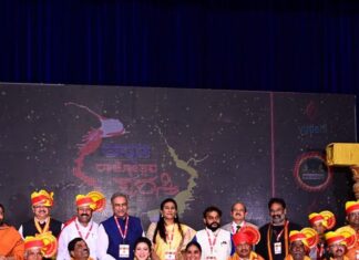 Harshika Poonacha Instagram - Another feather to my life♥️ Youngest winner of #KannadaRajyotsava award 2021 . it’s a Huuuuuge honour 🙏 Thankyou somuch #TheNewspapersAssociationofKarnataka for honouring me with #KannadaRajyotsava2021 award🙏🙏🙏 Very very honoured and touched to be sharing the stage with my favourite actress who I look upto @shruthi__krishnaa ma’am 🙏 This inspires me to work harder and achieve more ,Also be more helpful to my people and make my life more meaningful. ನನ್ನ ಬದುಕಿನ ಮತ್ತೊಂದು ಗರಿ♥️ ಕನ್ನಡರಾಜ್ಯೋತ್ಸವ ಪ್ರಶಸ್ತಿ 2021 ರ ಅತ್ಯಂತ ಕಿರಿಯ ವಿಜೇತೆ . ಇದು ನನಗೆ ಅತ್ಯಂತ ಗೌರವ ನೀಡಿದೆ 🙏 ನನಗೆ #ಕನ್ನಡರಾಜ್ಯೋತ್ಸವ2021 ಪ್ರಶಸ್ತಿ ನೀಡಿ ಗೌರವಿಸಿದ್ದಕ್ಕಾಗಿ #ದಿ ನ್ಯೂಸ್ ಪೇಪರ್ಸ್ ಅಸೋಸಿಯೇಷನ್ ​​ಆಫ್ ಕರ್ನಾಟಕ ಸಂಸ್ಥೆಗೆ ಧನ್ಯವಾದಗಳು🙏🙏🙏 @shruthi__krishnaa ಮೇಡಂ 🙏 ನನ್ನ ನೆಚ್ಚಿನ ನಟಿಯೊಂದಿಗೆ ವೇದಿಕೆಯನ್ನು ಹಂಚಿಕೊಳ್ಳುತ್ತಿರುವುದಕ್ಕೆ ತುಂಬಾ ಖುಷಿಯಾಯಿತು . ಇದು ನನಗೆ ಕಷ್ಟಪಟ್ಟು ಕೆಲಸ ಮಾಡಲು ಮತ್ತು ಹೆಚ್ಚಿನದನ್ನು ಸಾಧಿಸಲು ಪ್ರೇರೇಪಿಸುತ್ತದೆ, ಜೊತೆಗೆ ನನ್ನ ಜನರಿಗೆ ಹೆಚ್ಚು ಸಹಾಯಕವಾಗಿರಲು ಮತ್ತು ನನ್ನ ಜೀವನವನ್ನು ಹೆಚ್ಚು ಅರ್ಥಪೂರ್ಣವಾಗಿಸುವ ಹಾಗೆ ಮಾಡಿದೆ . . . . Thankyou @sudarshansilks915 for this beautiful saree on my special day . Jewellery by @waymore_priyanka MUH @indiravisage Bangalore Medical College and Research Institute