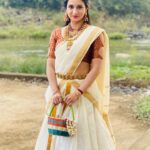 Harshika Poonacha Instagram – Feeling pretty ♥️♥️♥️
Shooting in Coorg wearing a beautiful #kerala #saree designed by @shreedesignersboutique 
Matching lovely jewellery by @waymore_priyanka 
Makeup and Hair by my darling @soverpukhrambam 
PC @malleshdeadly COORG – The Scotland Of India