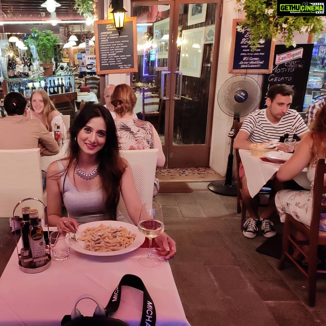 Harshika Poonacha Instagram - My beautiful day at #venice ends with an amazing Italian Alfredo pasta and wine by the canal 💕❤💕 Loving every bit of Venice ❤ I must say Mamaaaa miya veneziaaaaa😘 Venezia, Italia