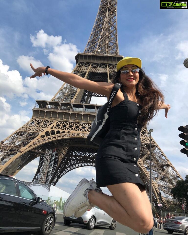 Harshika Poonacha Instagram - If perfection is a picture , it’s this ❤️❤️❤️❤️❤️❤️❤️❤️❤️❤️❤️ Thankyou somuch Annabelle for this lovely picture 😘😘😘 This is #Happiness 🥰 I’m gonna frame this pic the day I get back to Namma Bengaluru 😘 Love you #paris