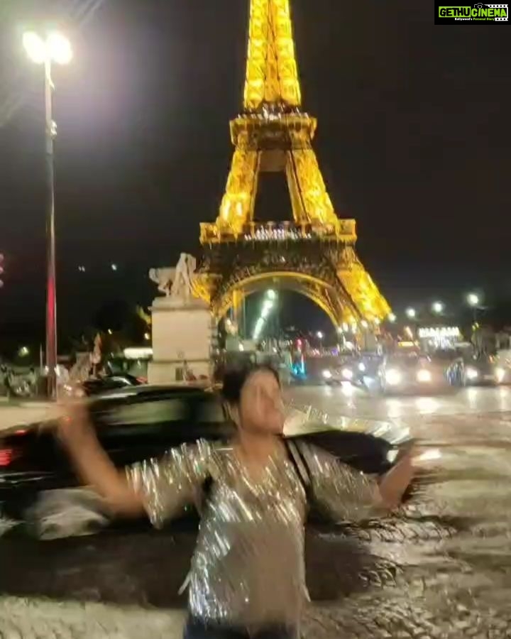 Harshika Poonacha Instagram - Thankyou Thankyou somuch for 400k love ❤😘❤😘💞😍 I love you 👫👬👭 Sending you all lots of love from #paris 😍 Paris, France