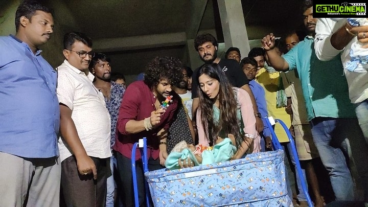 Harshika Poonacha Instagram - ಗೋಕಾಕ್ ನಲ್ಲಿ ಪ್ರವಾಹದಿಂದ ತುಂಬಾ ತೊಂದರೆಯಲ್ಲಿದ್ದವರನ್ನು ಭೇಟಿ ಆಗಿ ಒಂದು ಇಡೀ ದಿವಸ ಕಳೆದು ಬಂದೆ. ಮನಸ್ಸಿಗೆ ತುಂಬಾ ಬೇಜಾರಾಯಿತು. ಒಂದು ಪುಟ್ಟ 5 ತಿಂಗಳ ಕಂದಮ್ಮನಿಗೆ ತೊಟ್ಟಿಲು ಕೊಟ್ಟಾಗ ಅದರ ಮೊಗದಲ್ಲಿದ್ದ ಒಂದು ಸಣ್ಣ ನಗುವನ್ನು ನೋಡಿ ನನ್ನ ಜೀವನ ಸಾರ್ಥಕ ಎನಿಸಿತು. ಇನ್ನು ಮುಂದಾದರು ಪರಿಸರವನ್ನು ಹಗುರವಾಗಿ ತೆಗೆದುಕೊಳ್ಳುವವರು ಯೆಚೆತ್ತುಕೊಳ್ಳಲಿ. ಪರಿಸರವೇ ನಮ್ಮ ಪ್ರತ್ಯಕ್ಷ ದೇವರು. ಅದರ ನಾಶ ಮನುಷ್ಯ ಕುಲದ ನಾಶ. Personally visited flood effected people of 'Gokak' today. Feeling devastated to see the extent of damage. 1 village has been completely washed out ! Lets start respecting nature before it washes us out ! Gokak, Belgavi,karnataka