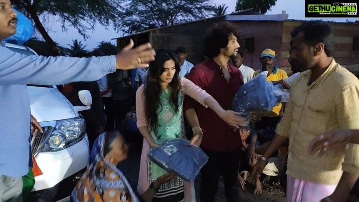 Harshika Poonacha Instagram - ಗೋಕಾಕ್ ನಲ್ಲಿ ಪ್ರವಾಹದಿಂದ ತುಂಬಾ ತೊಂದರೆಯಲ್ಲಿದ್ದವರನ್ನು ಭೇಟಿ ಆಗಿ ಒಂದು ಇಡೀ ದಿವಸ ಕಳೆದು ಬಂದೆ. ಮನಸ್ಸಿಗೆ ತುಂಬಾ ಬೇಜಾರಾಯಿತು. ಒಂದು ಪುಟ್ಟ 5 ತಿಂಗಳ ಕಂದಮ್ಮನಿಗೆ ತೊಟ್ಟಿಲು ಕೊಟ್ಟಾಗ ಅದರ ಮೊಗದಲ್ಲಿದ್ದ ಒಂದು ಸಣ್ಣ ನಗುವನ್ನು ನೋಡಿ ನನ್ನ ಜೀವನ ಸಾರ್ಥಕ ಎನಿಸಿತು. ಇನ್ನು ಮುಂದಾದರು ಪರಿಸರವನ್ನು ಹಗುರವಾಗಿ ತೆಗೆದುಕೊಳ್ಳುವವರು ಯೆಚೆತ್ತುಕೊಳ್ಳಲಿ. ಪರಿಸರವೇ ನಮ್ಮ ಪ್ರತ್ಯಕ್ಷ ದೇವರು. ಅದರ ನಾಶ ಮನುಷ್ಯ ಕುಲದ ನಾಶ. Personally visited flood effected people of 'Gokak' today. Feeling devastated to see the extent of damage. 1 village has been completely washed out ! Lets start respecting nature before it washes us out ! Gokak, Belgavi,karnataka