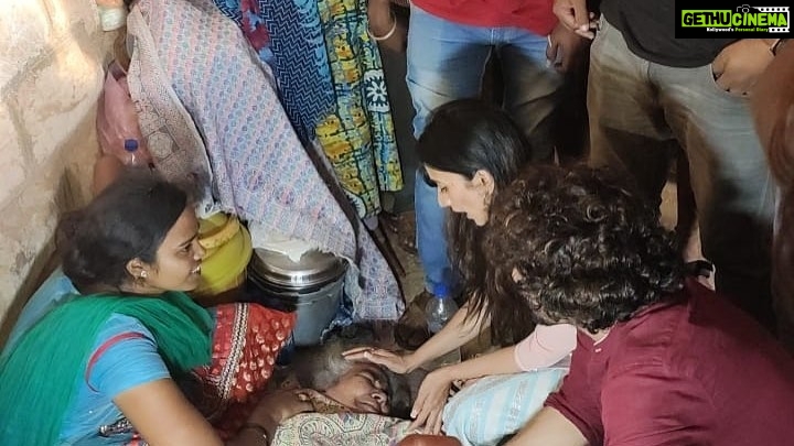 Harshika Poonacha Instagram - ಗೋಕಾಕ್ ನಲ್ಲಿ ಪ್ರವಾಹದಿಂದ ತುಂಬಾ ತೊಂದರೆಯಲ್ಲಿದ್ದವರನ್ನು ಭೇಟಿ ಆಗಿ ಒಂದು ಇಡೀ ದಿವಸ ಕಳೆದು ಬಂದೆ. ಮನಸ್ಸಿಗೆ ತುಂಬಾ ಬೇಜಾರಾಯಿತು. ಒಂದು ಪುಟ್ಟ 5 ತಿಂಗಳ ಕಂದಮ್ಮನಿಗೆ ತೊಟ್ಟಿಲು ಕೊಟ್ಟಾಗ ಅದರ ಮೊಗದಲ್ಲಿದ್ದ ಒಂದು ಸಣ್ಣ ನಗುವನ್ನು ನೋಡಿ ನನ್ನ ಜೀವನ ಸಾರ್ಥಕ ಎನಿಸಿತು. ಇನ್ನು ಮುಂದಾದರು ಪರಿಸರವನ್ನು ಹಗುರವಾಗಿ ತೆಗೆದುಕೊಳ್ಳುವವರು ಯೆಚೆತ್ತುಕೊಳ್ಳಲಿ. ಪರಿಸರವೇ ನಮ್ಮ ಪ್ರತ್ಯಕ್ಷ ದೇವರು. ಅದರ ನಾಶ ಮನುಷ್ಯ ಕುಲದ ನಾಶ. Personally visited flood effected people of 'Gokak' today. Feeling devastated to see the extent of damage. 1 village has been completely washed out ! Lets start respecting nature before it washes us out ! Gokak, Belgavi,karnataka