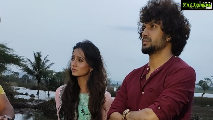 Harshika Poonacha Instagram - ಗೋಕಾಕ್ ನಲ್ಲಿ ಪ್ರವಾಹದಿಂದ ತುಂಬಾ ತೊಂದರೆಯಲ್ಲಿದ್ದವರನ್ನು ಭೇಟಿ ಆಗಿ ಒಂದು ಇಡೀ ದಿವಸ ಕಳೆದು ಬಂದೆ. ಮನಸ್ಸಿಗೆ ತುಂಬಾ ಬೇಜಾರಾಯಿತು. ಒಂದು ಪುಟ್ಟ 5 ತಿಂಗಳ ಕಂದಮ್ಮನಿಗೆ ತೊಟ್ಟಿಲು ಕೊಟ್ಟಾಗ ಅದರ ಮೊಗದಲ್ಲಿದ್ದ ಒಂದು ಸಣ್ಣ ನಗುವನ್ನು ನೋಡಿ ನನ್ನ ಜೀವನ ಸಾರ್ಥಕ ಎನಿಸಿತು. ಇನ್ನು ಮುಂದಾದರು ಪರಿಸರವನ್ನು ಹಗುರವಾಗಿ ತೆಗೆದುಕೊಳ್ಳುವವರು ಯೆಚೆತ್ತುಕೊಳ್ಳಲಿ. ಪರಿಸರವೇ ನಮ್ಮ ಪ್ರತ್ಯಕ್ಷ ದೇವರು. ಅದರ ನಾಶ ಮನುಷ್ಯ ಕುಲದ ನಾಶ. Personally visited flood effected people of 'Gokak' today. Feeling devastated to see the extent of damage. 1 village has been completely washed out ! Lets start respecting nature before it washes us out ! Gokak, Belgavi,karnataka