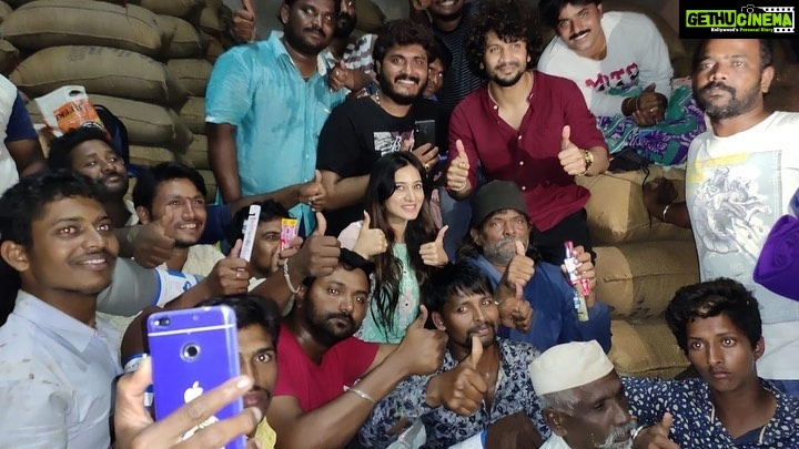 Harshika Poonacha Instagram - ಗೋಕಾಕ್ ನಲ್ಲಿ ಪ್ರವಾಹದಿಂದ ತುಂಬಾ ತೊಂದರೆಯಲ್ಲಿದ್ದವರನ್ನು ಭೇಟಿ ಆಗಿ ಒಂದು ಇಡೀ ದಿವಸ ಕಳೆದು ಬಂದೆ. ಮನಸ್ಸಿಗೆ ತುಂಬಾ ಬೇಜಾರಾಯಿತು. ಒಂದು ಪುಟ್ಟ 5 ತಿಂಗಳ ಕಂದಮ್ಮನಿಗೆ ತೊಟ್ಟಿಲು ಕೊಟ್ಟಾಗ ಅದರ ಮೊಗದಲ್ಲಿದ್ದ ಒಂದು ಸಣ್ಣ ನಗುವನ್ನು ನೋಡಿ ನನ್ನ ಜೀವನ ಸಾರ್ಥಕ ಎನಿಸಿತು. ಇನ್ನು ಮುಂದಾದರು ಪರಿಸರವನ್ನು ಹಗುರವಾಗಿ ತೆಗೆದುಕೊಳ್ಳುವವರು ಯೆಚೆತ್ತುಕೊಳ್ಳಲಿ. ಪರಿಸರವೇ ನಮ್ಮ ಪ್ರತ್ಯಕ್ಷ ದೇವರು. ಅದರ ನಾಶ ಮನುಷ್ಯ ಕುಲದ ನಾಶ. Personally visited flood effected people of 'Gokak' today. Feeling devastated to see the extent of damage. 1 village has been completely washed out ! Lets start respecting nature before it washes us out ! Gokak, Belgavi,karnataka