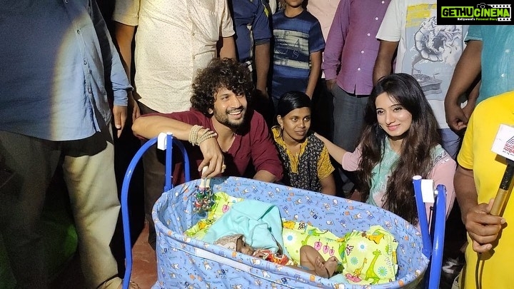 Harshika Poonacha Instagram - ಗೋಕಾಕ್ ನಲ್ಲಿ ಪ್ರವಾಹದಿಂದ ತುಂಬಾ ತೊಂದರೆಯಲ್ಲಿದ್ದವರನ್ನು ಭೇಟಿ ಆಗಿ ಒಂದು ಇಡೀ ದಿವಸ ಕಳೆದು ಬಂದೆ. ಮನಸ್ಸಿಗೆ ತುಂಬಾ ಬೇಜಾರಾಯಿತು. ಒಂದು ಪುಟ್ಟ 5 ತಿಂಗಳ ಕಂದಮ್ಮನಿಗೆ ತೊಟ್ಟಿಲು ಕೊಟ್ಟಾಗ ಅದರ ಮೊಗದಲ್ಲಿದ್ದ ಒಂದು ಸಣ್ಣ ನಗುವನ್ನು ನೋಡಿ ನನ್ನ ಜೀವನ ಸಾರ್ಥಕ ಎನಿಸಿತು. ಇನ್ನು ಮುಂದಾದರು ಪರಿಸರವನ್ನು ಹಗುರವಾಗಿ ತೆಗೆದುಕೊಳ್ಳುವವರು ಯೆಚೆತ್ತುಕೊಳ್ಳಲಿ. ಪರಿಸರವೇ ನಮ್ಮ ಪ್ರತ್ಯಕ್ಷ ದೇವರು. ಅದರ ನಾಶ ಮನುಷ್ಯ ಕುಲದ ನಾಶ. Personally visited flood effected people of 'Gokak' today. Feeling devastated to see the extent of damage. 1 village has been completely washed out ! Lets start respecting nature before it washes us out ! Gokak, Belgavi,karnataka