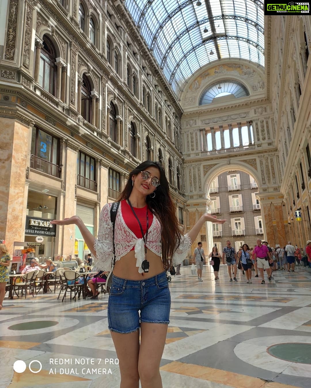 Harshika Poonacha Instagram - Olaaaaa #napoli 💕❤💕 Such a beautiful history Napoleons have had 👍👍👍 Happy to be here 😍🥰 Naples, Italy