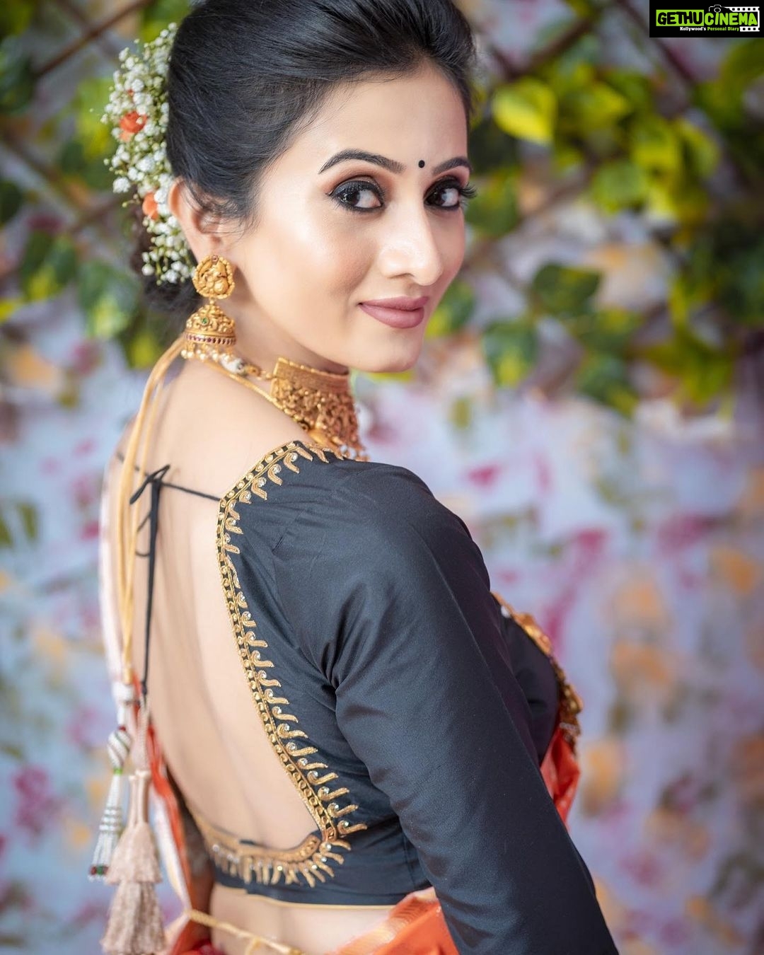 Harshika Poonacha Instagram - When in doubt wear a SAREE ❤️❤️❤️ It was a beautiful experience at the @sudarshan_silks_915 launch at Marathalli ❤️ I loved the place 😘 Congratulations to the whole Sudarshan Silks family 👏 Introducing my power team ❤️ Wearing @sudarshan_silks_915 Saree Styling planned by @varshasharath Outfit designed by @nineonine_designstudio MUH @makeuphairbyincharasriram PC @rathin09 Nails by @artography_nails Jewellery partner @aurajewelsofficial