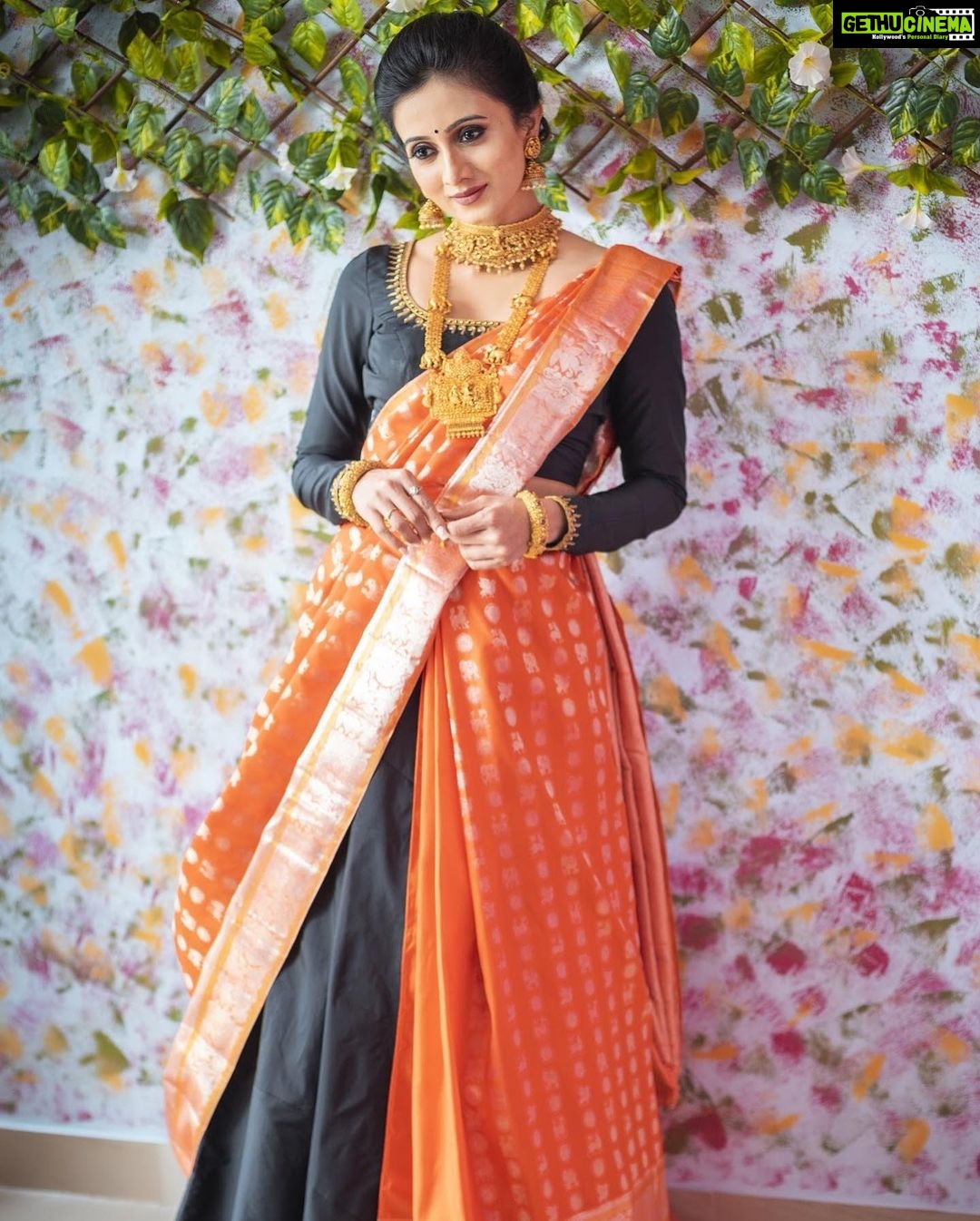 Harshika Poonacha Instagram - When in doubt wear a SAREE ❤️❤️❤️ It was a beautiful experience at the @sudarshan_silks_915 launch at Marathalli ❤️ I loved the place 😘 Congratulations to the whole Sudarshan Silks family 👏 Introducing my power team ❤️ Wearing @sudarshan_silks_915 Saree Styling planned by @varshasharath Outfit designed by @nineonine_designstudio MUH @makeuphairbyincharasriram PC @rathin09 Nails by @artography_nails Jewellery partner @aurajewelsofficial