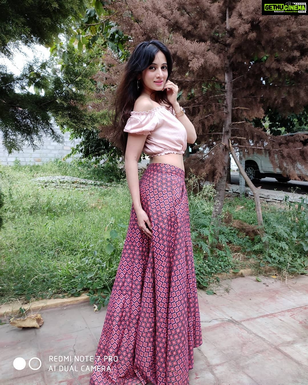 Harshika Poonacha Instagram - Sometimes you feel like dressing up for a gorgeous picture. Started using the #48MP camera phone by @redmiindia #RedmiNote7Pro. Now I know why this is called the #48MPBeast. This phone looks as gorgeous as the pictures it takes, won't you agree? BTW guys, it is on sale till 12th July. Go, get yours. Thanks @manukumarjain for this amazing phone ππ Bangalore, India