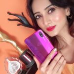 Harshika Poonacha Instagram - Note kiya jaye! 😀I just love this amazing looking phone, especially the shiny Nebula Red #Redminote7Pro. Thanks, @manukumarjain & @redmiindia for this stunning beauty! Langford Town