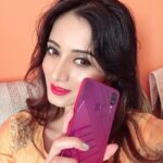 Harshika Poonacha Instagram – Note kiya jaye! 😀I just love this amazing looking phone, especially the shiny Nebula Red #Redminote7Pro. 
Thanks, @manukumarjain & @redmiindia for this stunning beauty! Langford Town