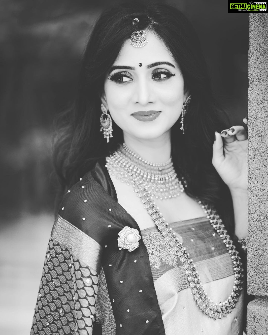Harshika Poonacha Instagram - Stay REGAL Stay REAL👸🏻 This series have made me and you happy, Putting up all together 🥰 Thankful to my power team ❤️ Beautiful Saree by @jayanthiballal MUH @roominachanu Jewellery @nikhaarjewelsindia Clicked by the Amazing @rathin09 Radisson Blu Plaza Hotel Mysore