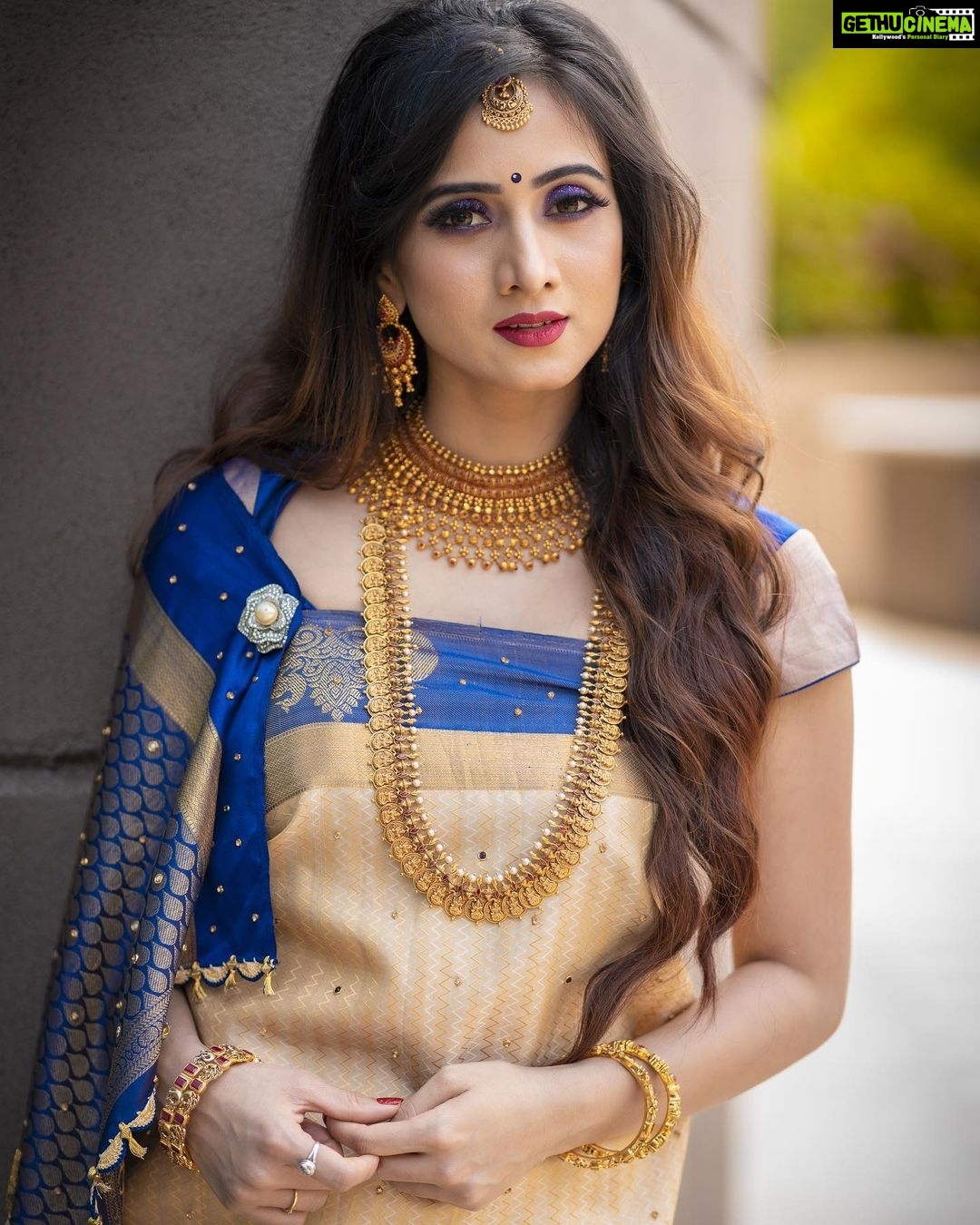 Harshika Poonacha Instagram - Stay REGAL Stay REAL👸🏻 This series have made me and you happy, Putting up all together 🥰 Thankful to my power team ❤️ Beautiful Saree by @jayanthiballal MUH @roominachanu Jewellery @nikhaarjewelsindia Clicked by the Amazing @rathin09 Radisson Blu Plaza Hotel Mysore