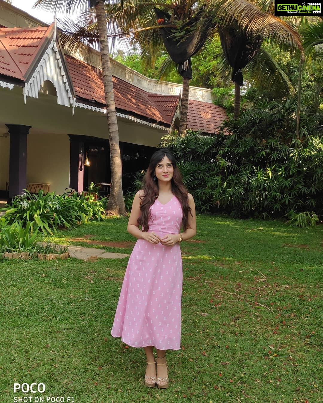 Harshika Poonacha Instagram - Rise and shine 🤩🤩🤩 My Day 1 from Yugadi just got beautiful ❤️ My favourite #POCOF1 photoshoot @tajwestend Thankyou @manukumarjain 😇 Taj West End, Bengaluru