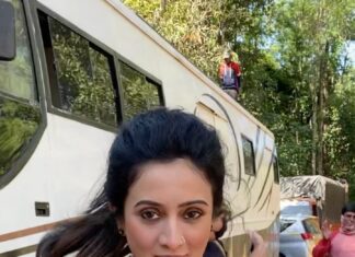 Harshika Poonacha Instagram - When you love your job, You don’t need breaks ♥️♥️♥️ Landed to Namma Bengaluru and travelled directly to Belur for 4 hours and now Back on the sets of #Thayta 🤩🤩🤩 Let’s kill it 😘 ನನ್ನ ಹಾದಿಗಾಗಿ ಕಾಯುತಿದ್ದ ನನ್ನ ಸಿನಿಮಾ ತಂಡದವರಿಗೆ ಈ ಉತ್ತರ : ನಿಮ್ಮ ಹೀರೊಯಿನ್ ಬಂದಾಯಿತು 🥰💕 So happy to be meeting my team after so long 😊 This is the last schedule of #Thayta and they have been waiting for my return from #London . And I’m back ♥️♥️♥️ Belur, Karnataka