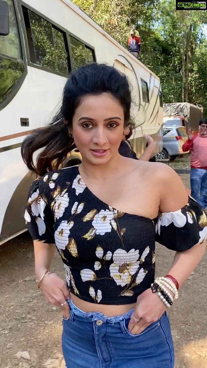 Harshika Poonacha Instagram - When you love your job, You don’t need breaks ♥️♥️♥️ Landed to Namma Bengaluru and travelled directly to Belur for 4 hours and now Back on the sets of #Thayta 🤩🤩🤩 Let’s kill it 😘 ನನ್ನ ಹಾದಿಗಾಗಿ ಕಾಯುತಿದ್ದ ನನ್ನ ಸಿನಿಮಾ ತಂಡದವರಿಗೆ ಈ ಉತ್ತರ : ನಿಮ್ಮ ಹೀರೊಯಿನ್ ಬಂದಾಯಿತು 🥰💕 So happy to be meeting my team after so long 😊 This is the last schedule of #Thayta and they have been waiting for my return from #London . And I’m back ♥️♥️♥️ Belur, Karnataka