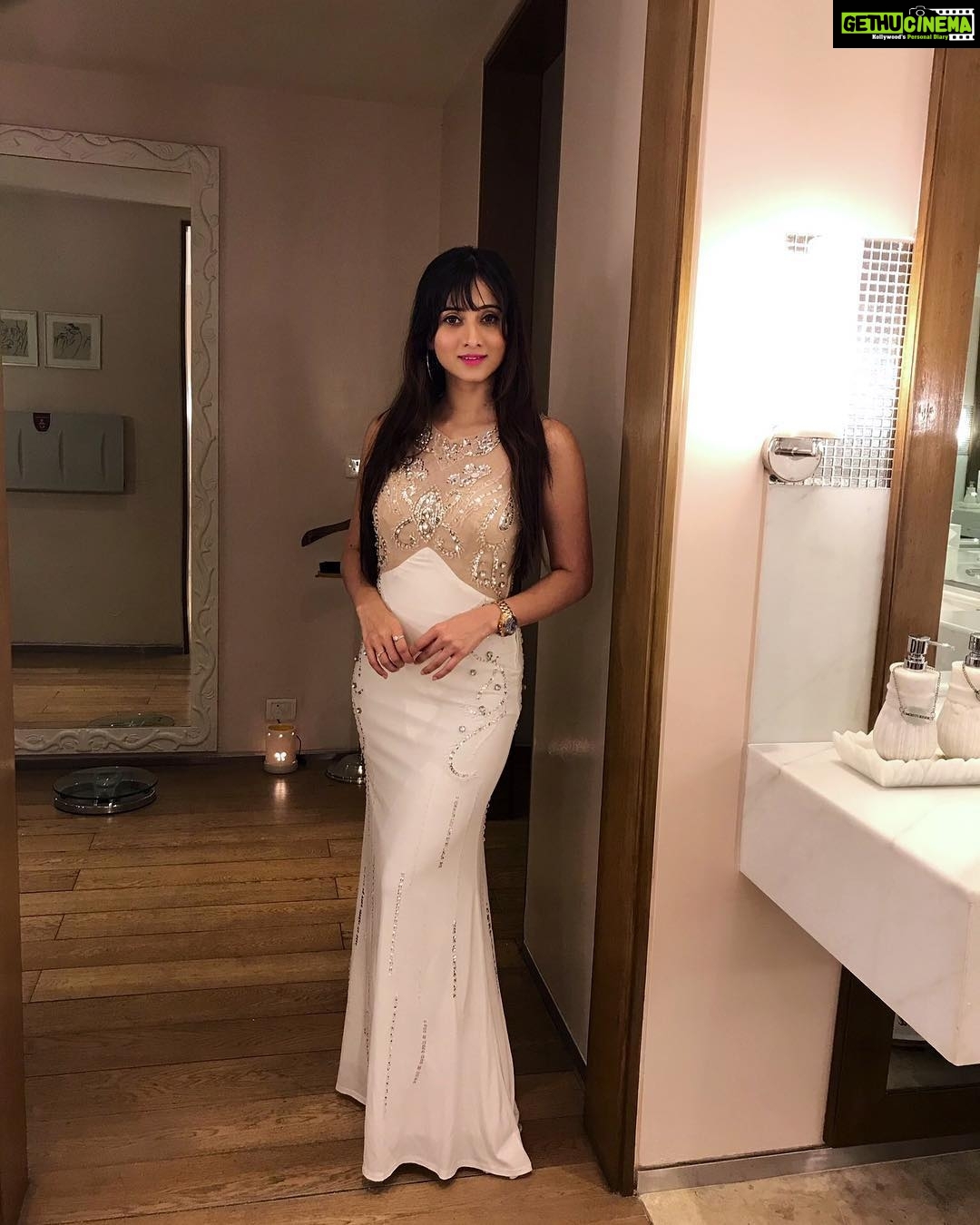 Harshika Poonacha Instagram - Last night from @bangalore_times #Nightlifeawards ❤️❤️❤️ Damn I’m beautiful 🙈🙈🙈 Wearing this gorgeous gown from @macys 😘 Thanks to my darling @reshmakunhi for clicking these lovely pics 😘 #restroomphotoshoot 