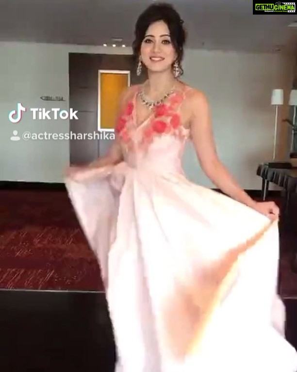 Harshika Poonacha Instagram - πΈπ»πΈπ»πΈπ» Dolled up for the worlds biggest jewelry fair @timesasiajewelsfair πππ Thanks to my power team πππ This beautiful princess gown by the sweetest #Leonna βs π@saldanha_label creation Hair and makeup π @shaggy_khuman Pictures and these videos shot by the very talented πΈ @rathin09 π @pmj_jewels #princess #doll #gombe #harshika #harshikapoonacha JW Marriott Hotel Bengaluru