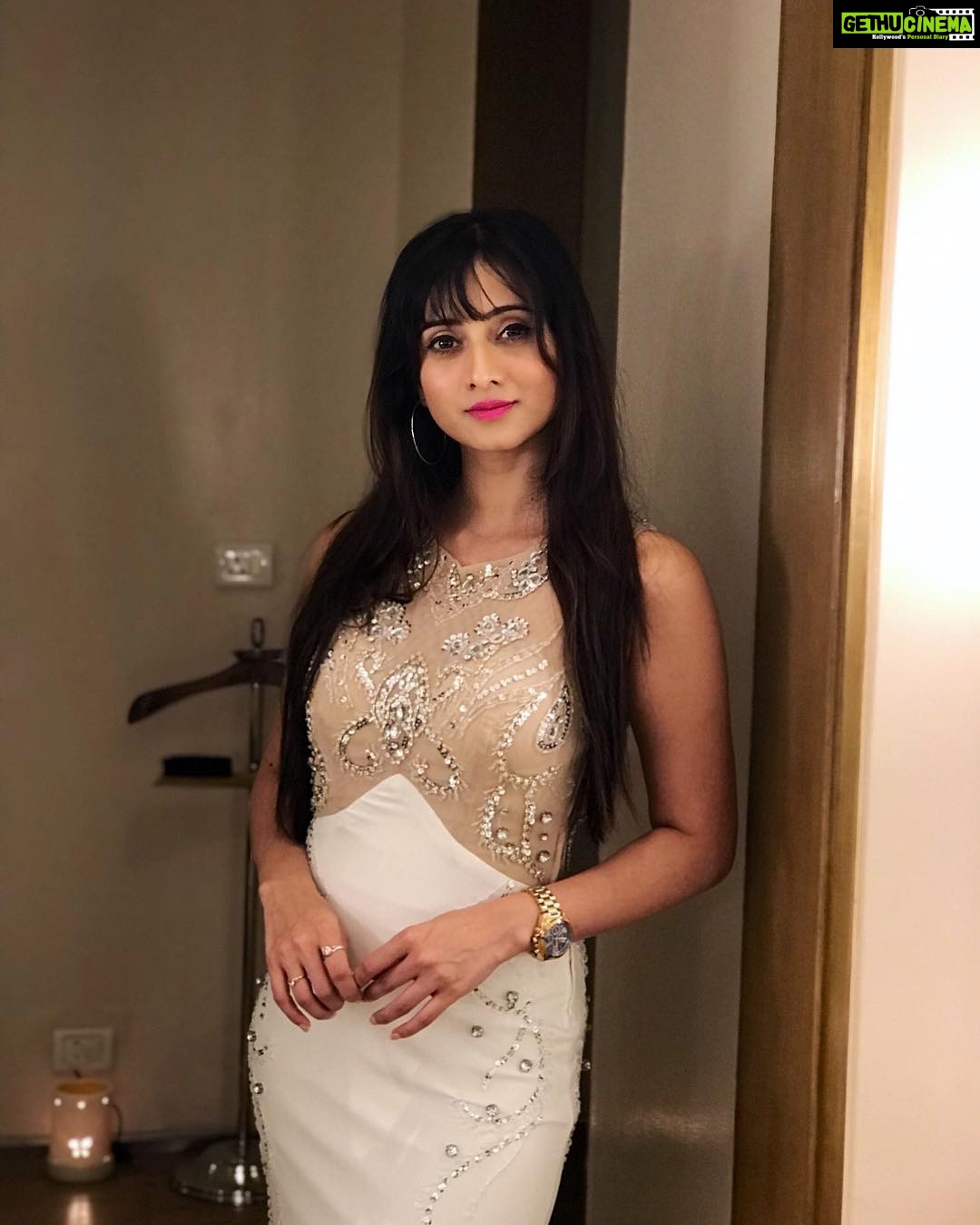 Harshika Poonacha Instagram - Last night from @bangalore_times #Nightlifeawards ❤️❤️❤️ Damn I’m beautiful 🙈🙈🙈 Wearing this gorgeous gown from @macys 😘 Thanks to my darling @reshmakunhi for clicking these lovely pics 😘 #restroomphotoshoot 