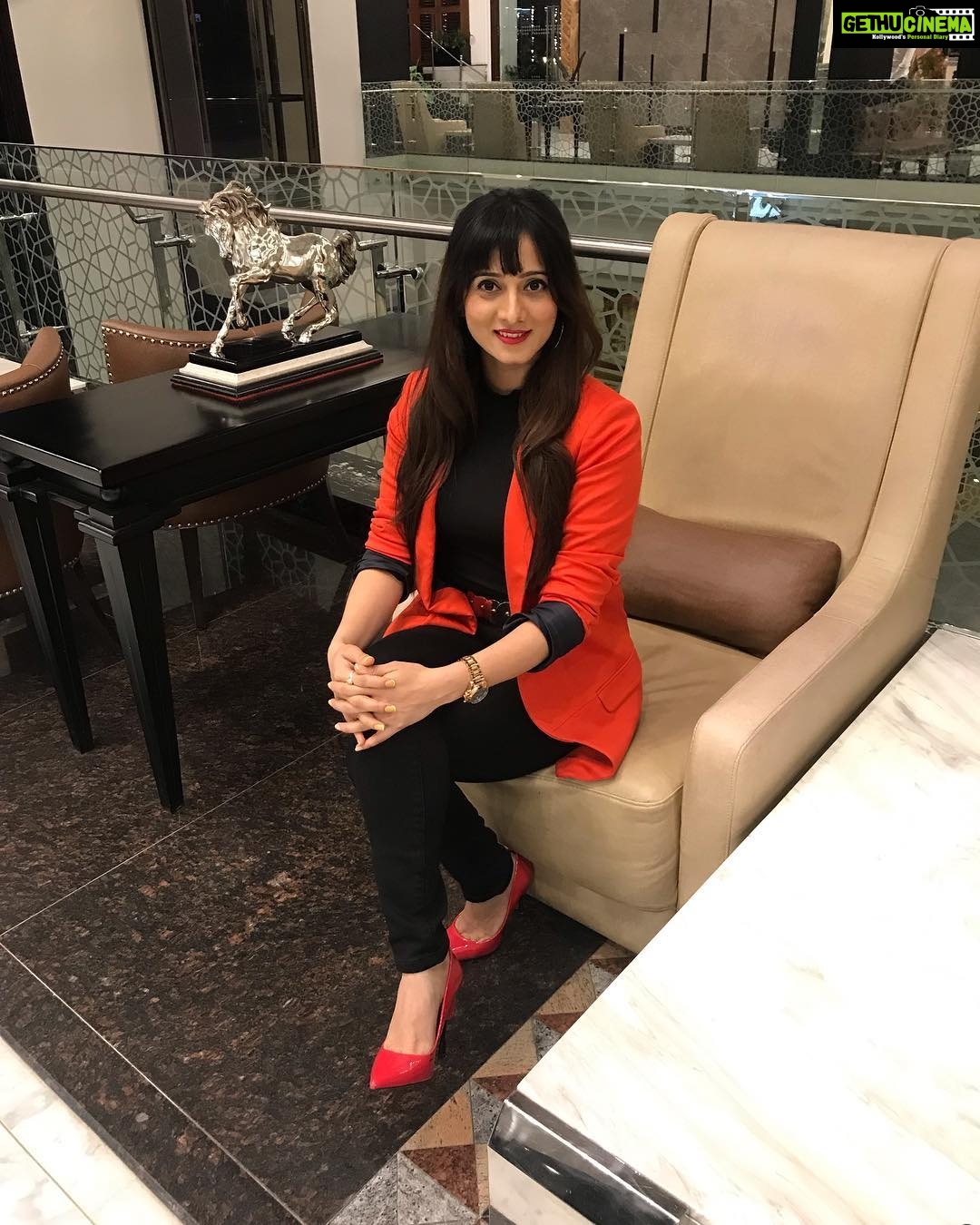 Harshika Poonacha Instagram - Life is too short to Dress up Boring ❤️ #BossLady look for @news18kannada #varshadakannadiga awards ❤️❤️❤️ 🧥 @promod 👠 @jimmychoo ⏱ @michaelkors